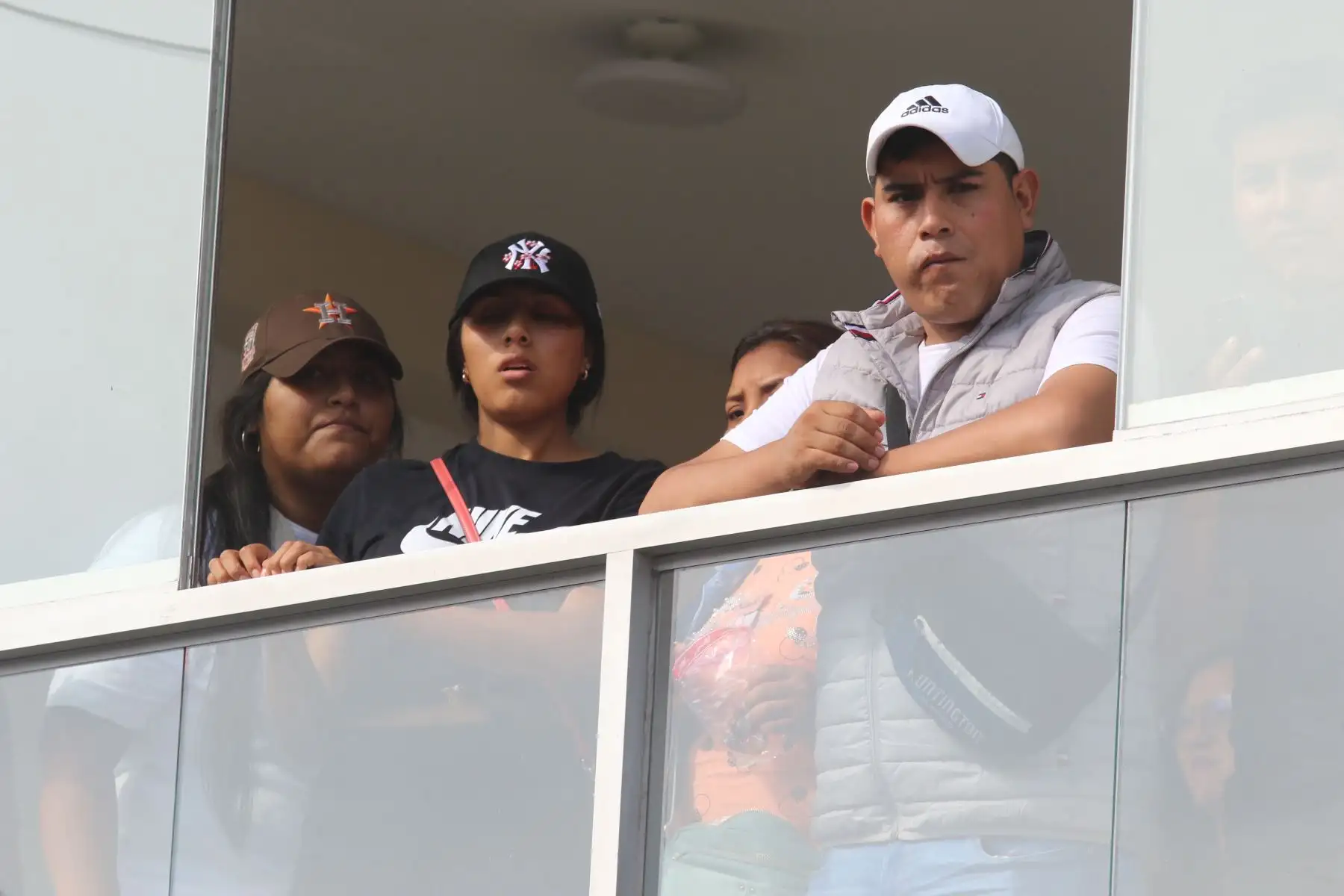 Familiares de la cantante folclórica de Puno conocida como la Muñequita Milly, retiran sus restos de la Morgue de Lima, tras su reciente deceso a causa de una cirugía estética realizada en una clínica de Lima. FOTO: ANDINA/Héctor Vinces