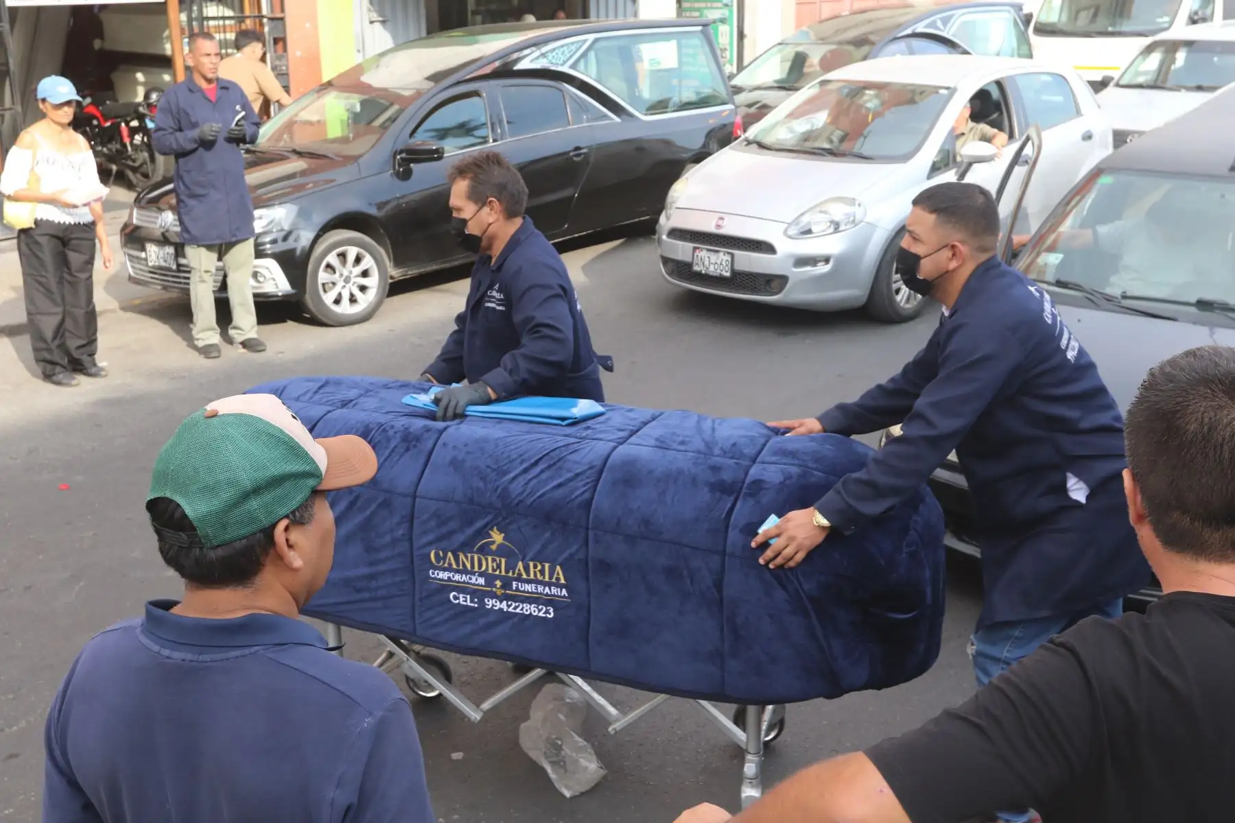 Familiares de la cantante folclórica de Puno conocida como la Muñequita Milly, retiran sus restos de la Morgue de Lima, tras su reciente deceso a causa de una cirugía estética realizada en una clínica de Lima. FOTO: ANDINA/Héctor Vinces