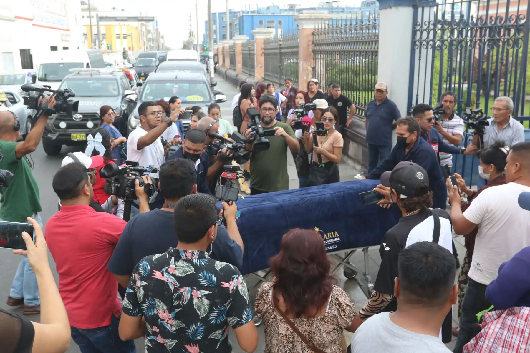 Familiares de la cantante folclórica de Puno conocida como la Muñequita Milly, retiran sus restos de la Morgue de Lima, tras su reciente deceso a causa de una cirugía estética realizada en una clínica de Lima. FOTO: ANDINA/Héctor Vinces