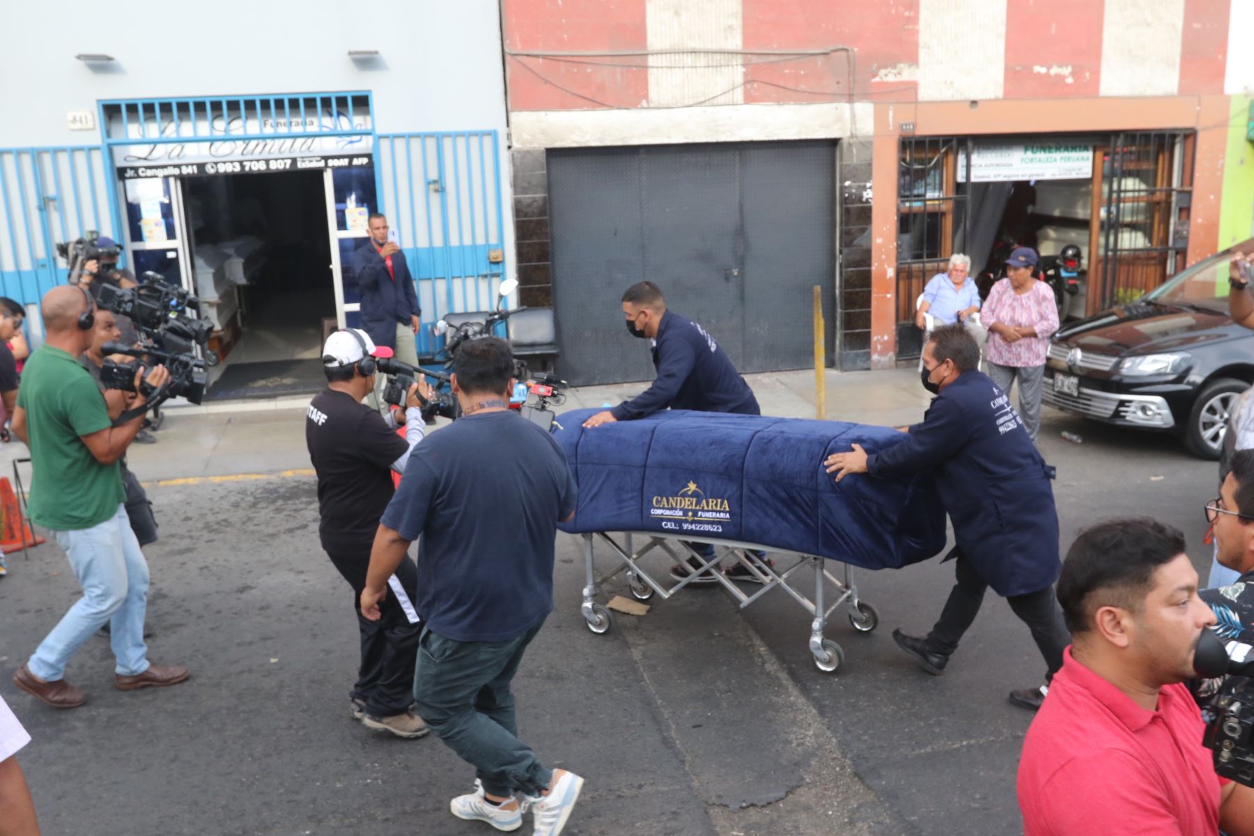 Familiares de la cantante folclórica de Puno conocida como la Muñequita Milly, retiran sus restos de la Morgue de Lima, tras su reciente deceso a causa de una cirugía estética realizada en una clínica de Lima. FOTO: ANDINA/Héctor Vinces