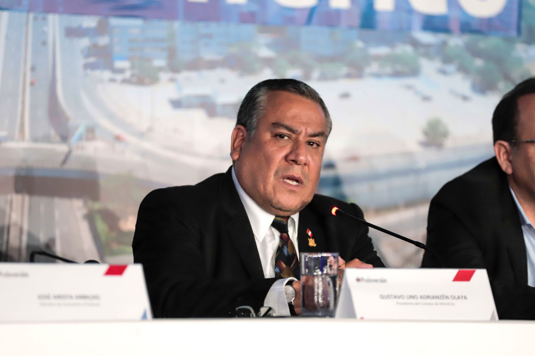 El presidente del Consejo de Ministros, Gustavo Adrianzén, participó en la ceremonia de adjudicación del proyecto Anillo Vial Periférico. Foto: Proinversión