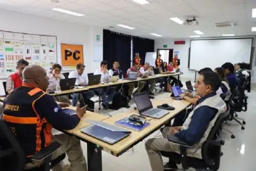 La simulación es un ejercicio de gabinete en una mesa de trabajo donde se representa una situación hipotética de emergencia o desastre.