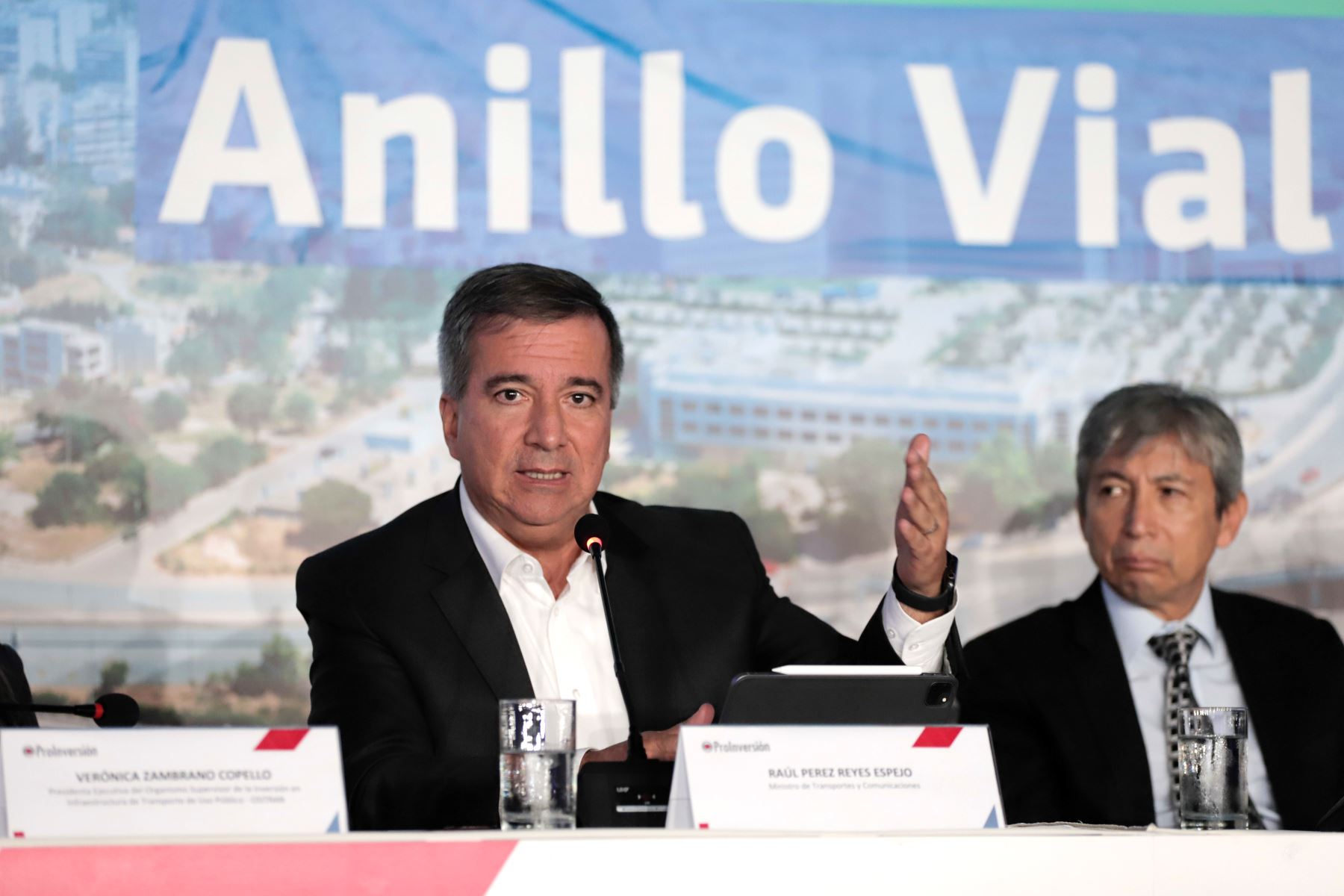 El ministro de Transportes y Comunicaciones, Raúl Pérez Reyes, participa en la ceremonia de adjudicación del proyecto Anillo Vial Periférico. Foto: Proinversión