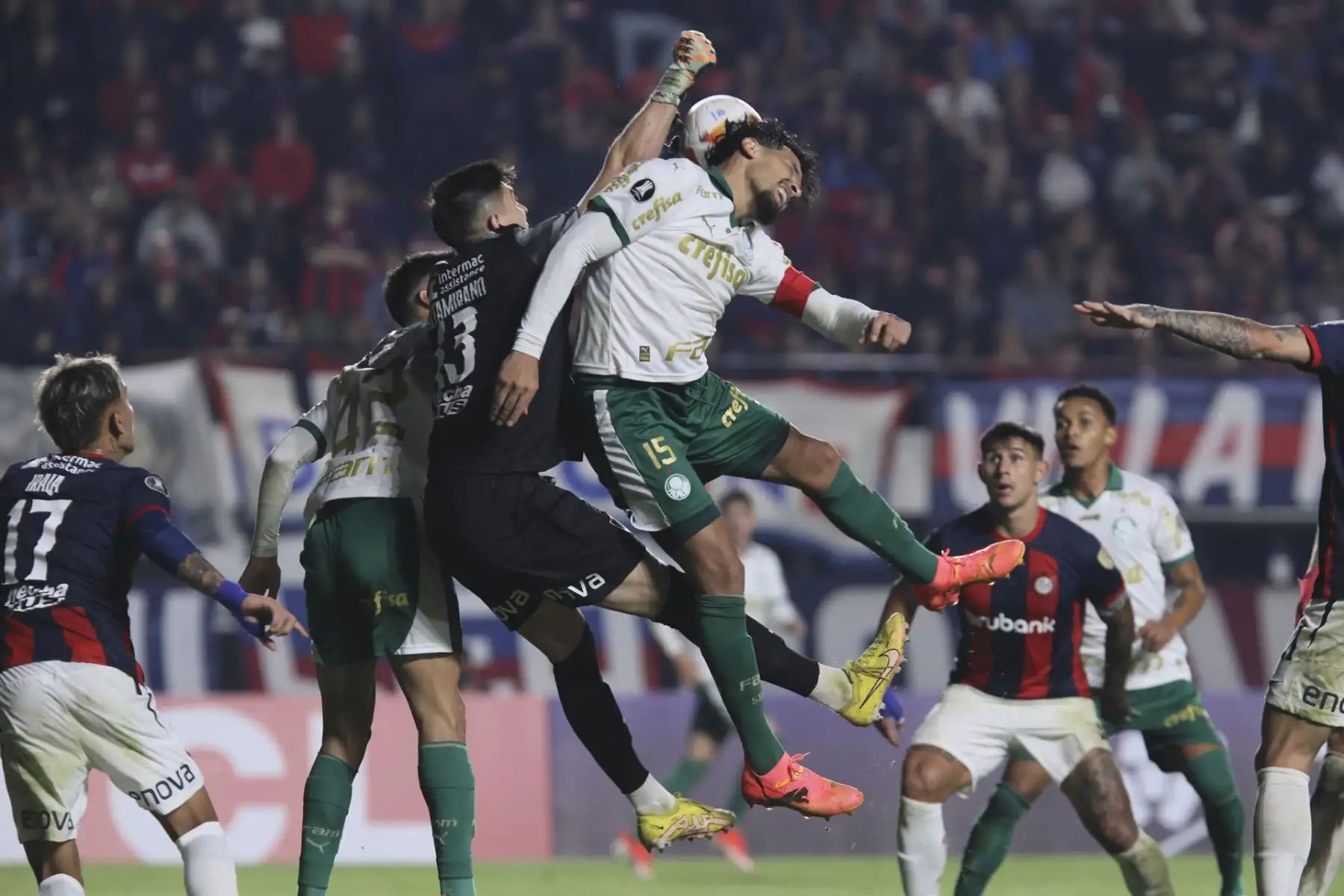 Facundo Altamirano, portero de San Lorenzo disputa el balón con Gustavo Gómez de Palmeiras, en el partido de la fase de grupos de la Copa Libertadores entre San Lorenzo y Palmeiras en el estadio Pedro Bidegain en Buenos Aires, Argentina. Foto: EFE