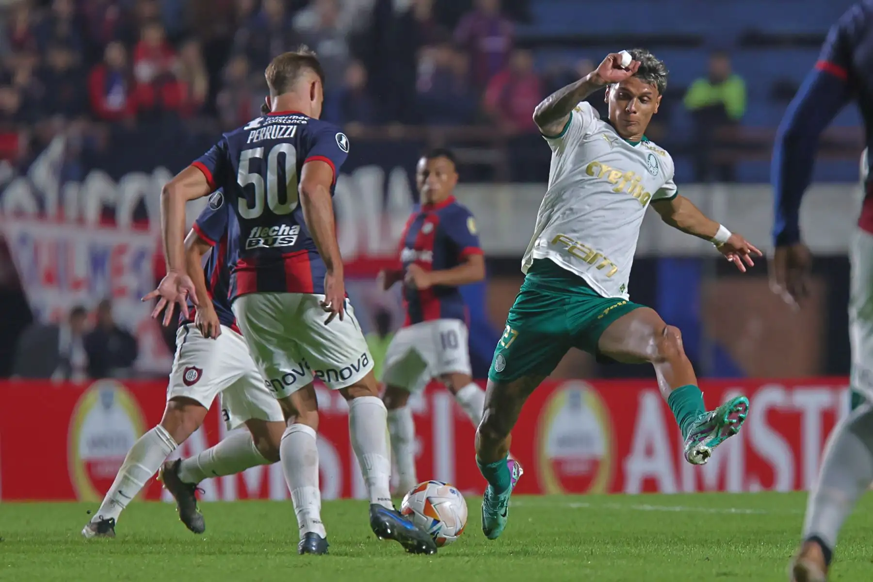 Francisco Perruzzi de San Lorenzo disputa el balón con Richard Ríos de Palmeiras en el partido de la fase de grupos de la Copa Libertadores entre San Lorenzo y Palmeiras en el estadio Pedro Bidegain en Buenos Aires, Argentina. Foto: EFE