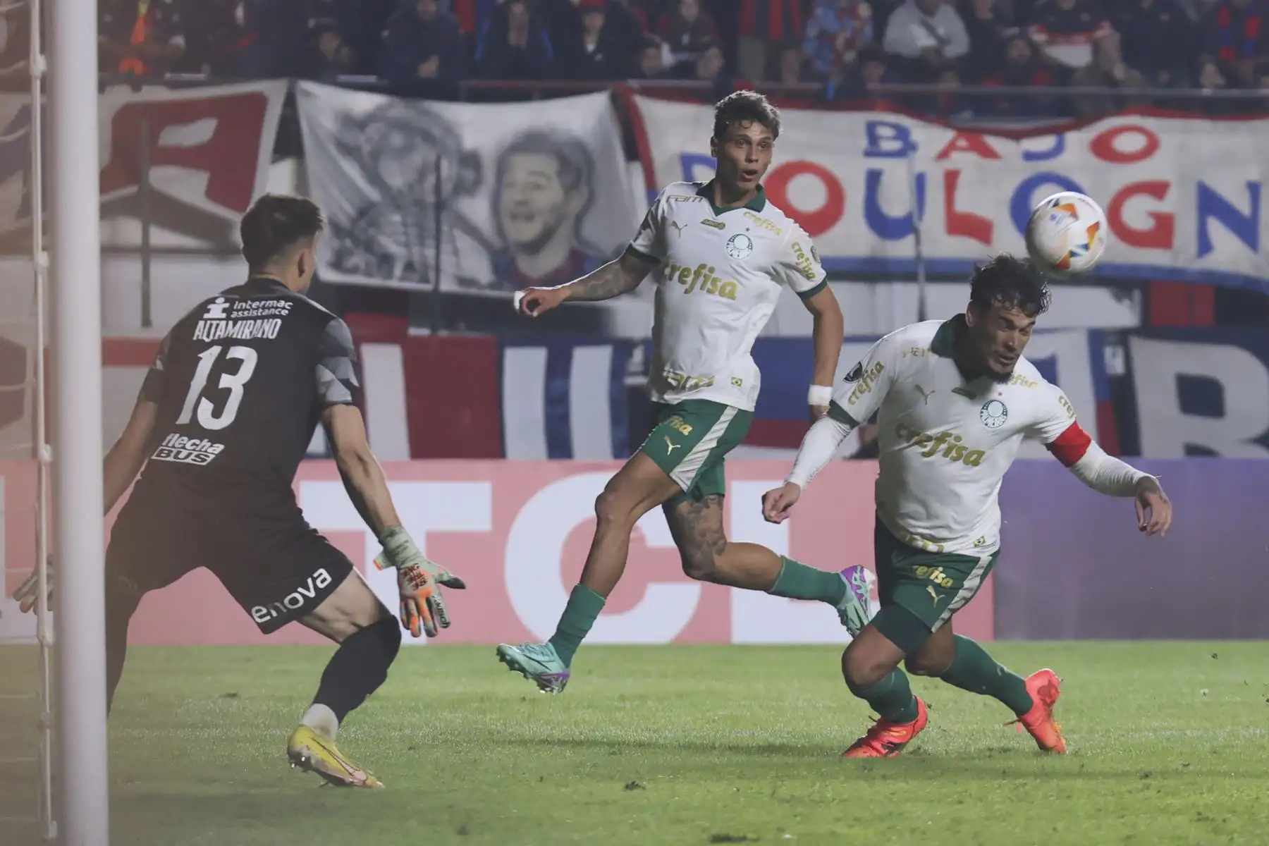 Gustavo Gómez de Palmeiras remata en el partido de la fase de grupos de la Copa Libertadores entre San Lorenzo y Palmeiras en el estadio Pedro Bidegain en Buenos Aires, Argentina. Foto: EFE
