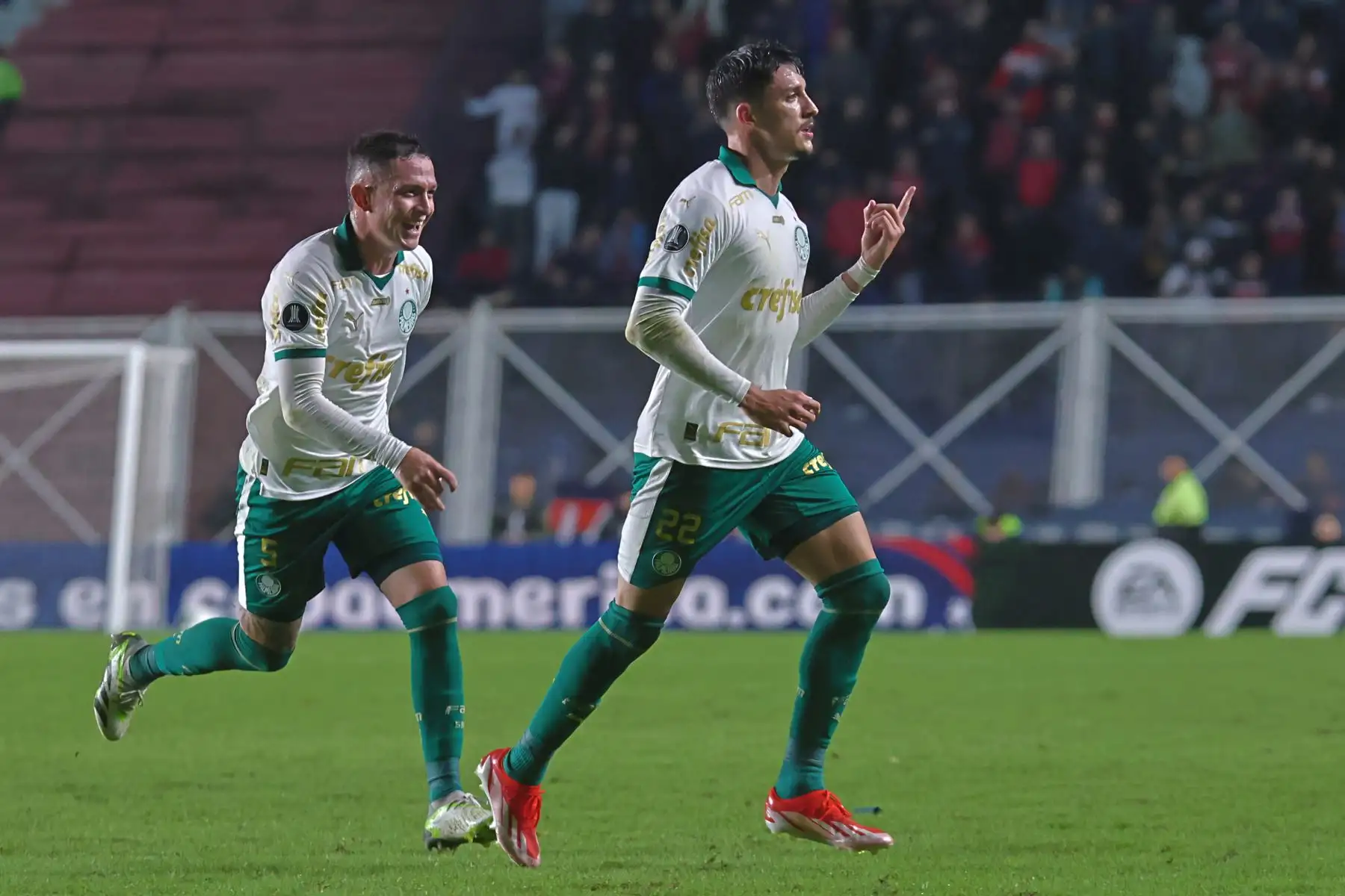Joaquín Piquerez de Palmeiras celebra un gol en el partido de la fase de grupos de la Copa Libertadores entre San Lorenzo y Palmeiras en el estadio Pedro Bidegain en Buenos Aires, Argentina. Foto: EFE