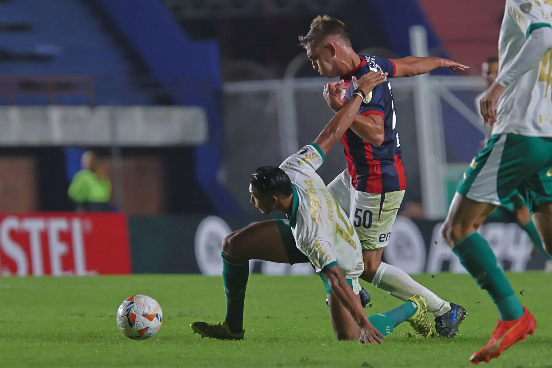 Francisco Perruzzi de San Lorenzo disputa el balón con Rony de Palmeiras en el partido de la fase de grupos de la Copa Libertadores entre San Lorenzo y Palmeiras en el estadio Pedro Bidegain en Buenos Aires, Argentina. Foto: EFE