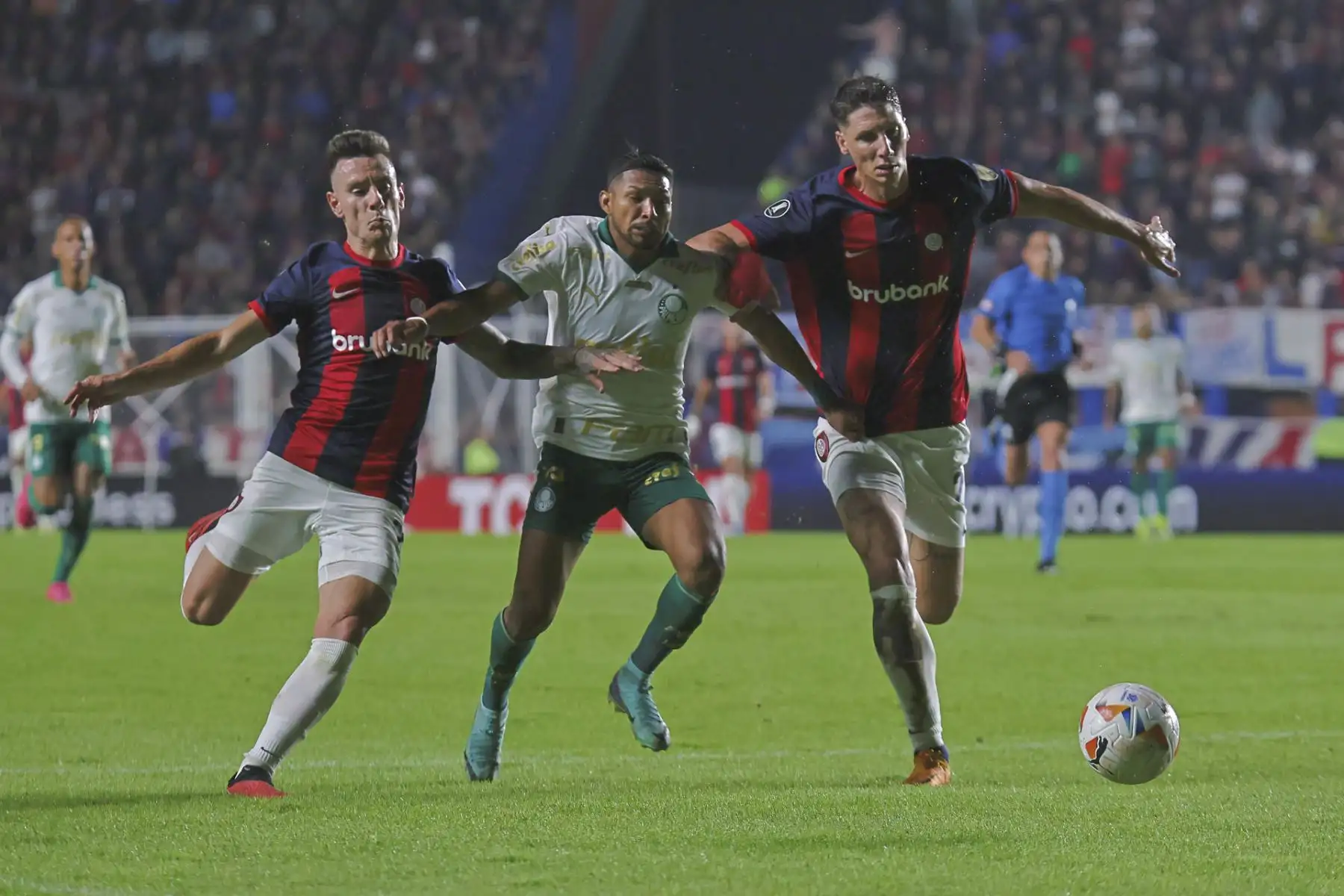 Gastón Campi de San Lorenzo disputa el balón con Rony de Palmeiras en el partido de la fase de grupos de la Copa Libertadores entre San Lorenzo y Palmeiras en el estadio Pedro Bidegain en Buenos Aires, Argentina. Foto: EFE