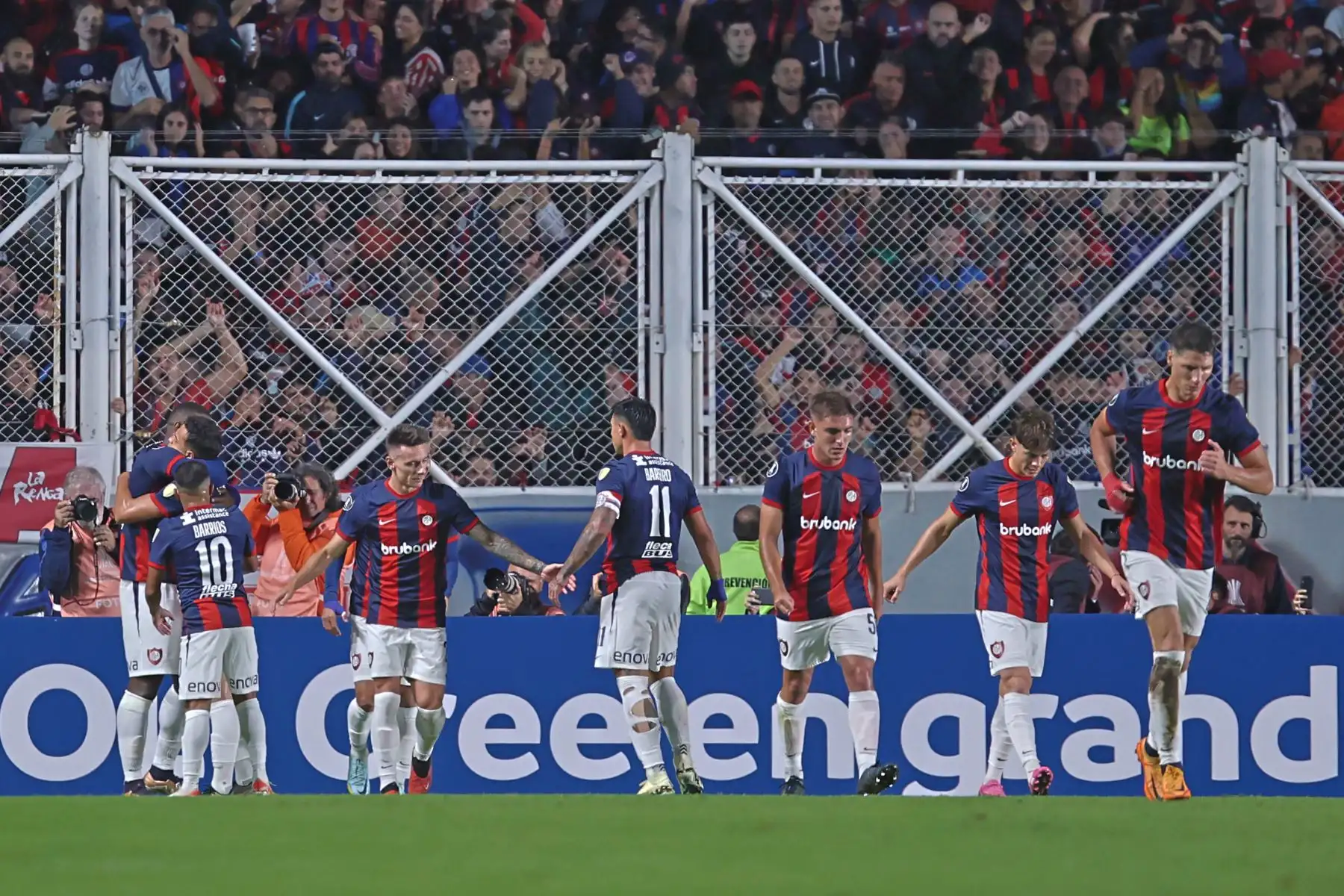 Jugadores de San Lorenzo celebran el gol de Jhohan Romaña en el partido de la fase de grupos de la Copa Libertadores entre San Lorenzo y Palmeiras en el estadio Pedro Bidegain en Buenos Aires, Argentina. Foto: EFE