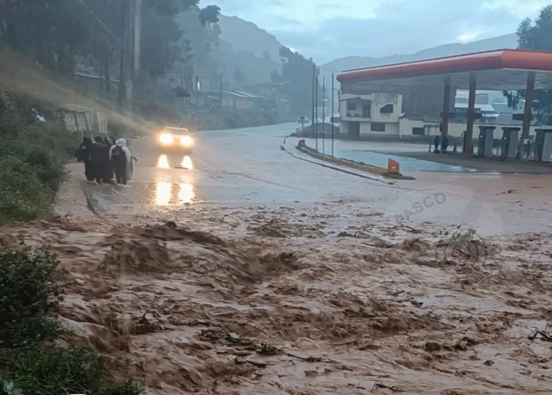 Más de 120 personas resultaron afectadas por el huaico que se registró en el centro poblado San Isidro de Yanapampa, ubicado en el distrito de Ticlacayán, en la provincia y región Pasco.
