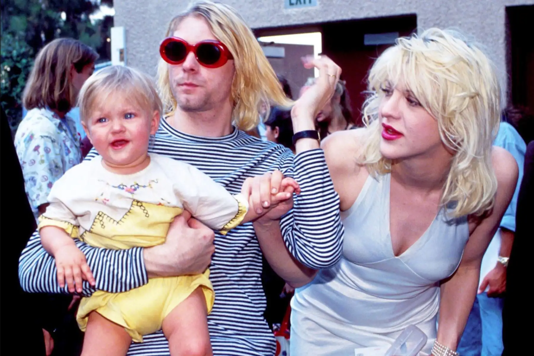 Cobain formó Nirvana con Krist Novoselic en Aberdeen, Washington, en el año de 1985 y no fue hasta la aparición de su segundo álbum Nevermind (1991) en el que todo cambió. Nirvana saltó al estrellato y Kurt Cobain fue impuesto como la voz de una década sin representantes musicales como lo eran, en su momento Mercury, Lennon o Jager. Foto: AFP