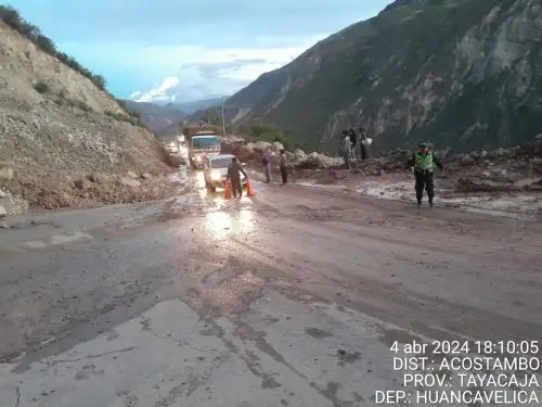 Un deslizamiento de piedras y tierra restringe el tránsito en la carretera Huancayo-Izcuchaca. El hecho ocurrió en el distrito de Acostambo, provincia de Tayacaja, en Huancavelica. ANDINA/Difusión