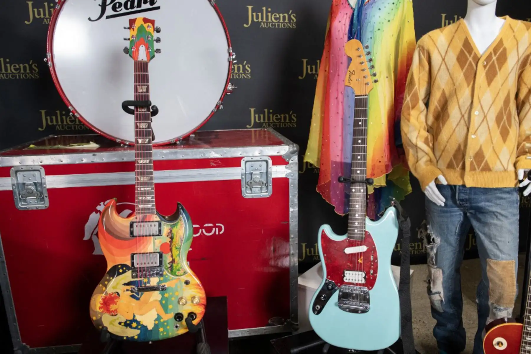 La guitarra Fool de Eric Clapton y la guitarra Skystang I de Kurt Cobain se muestran en la vista previa para los medios de "Guitarras y recuerdos icónicos del rockín