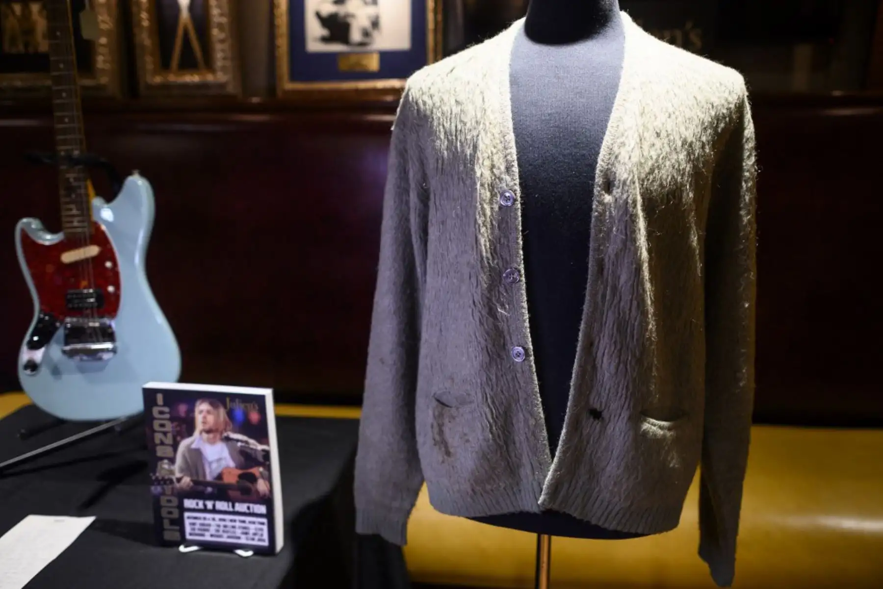 El cárdigan de Kurt Cobain de la actuación de Nirvana en MTV Unplugged de 1993 se exhibe en el Hard Rock Café de la ciudad de Nueva York antes de la subasta de Julien