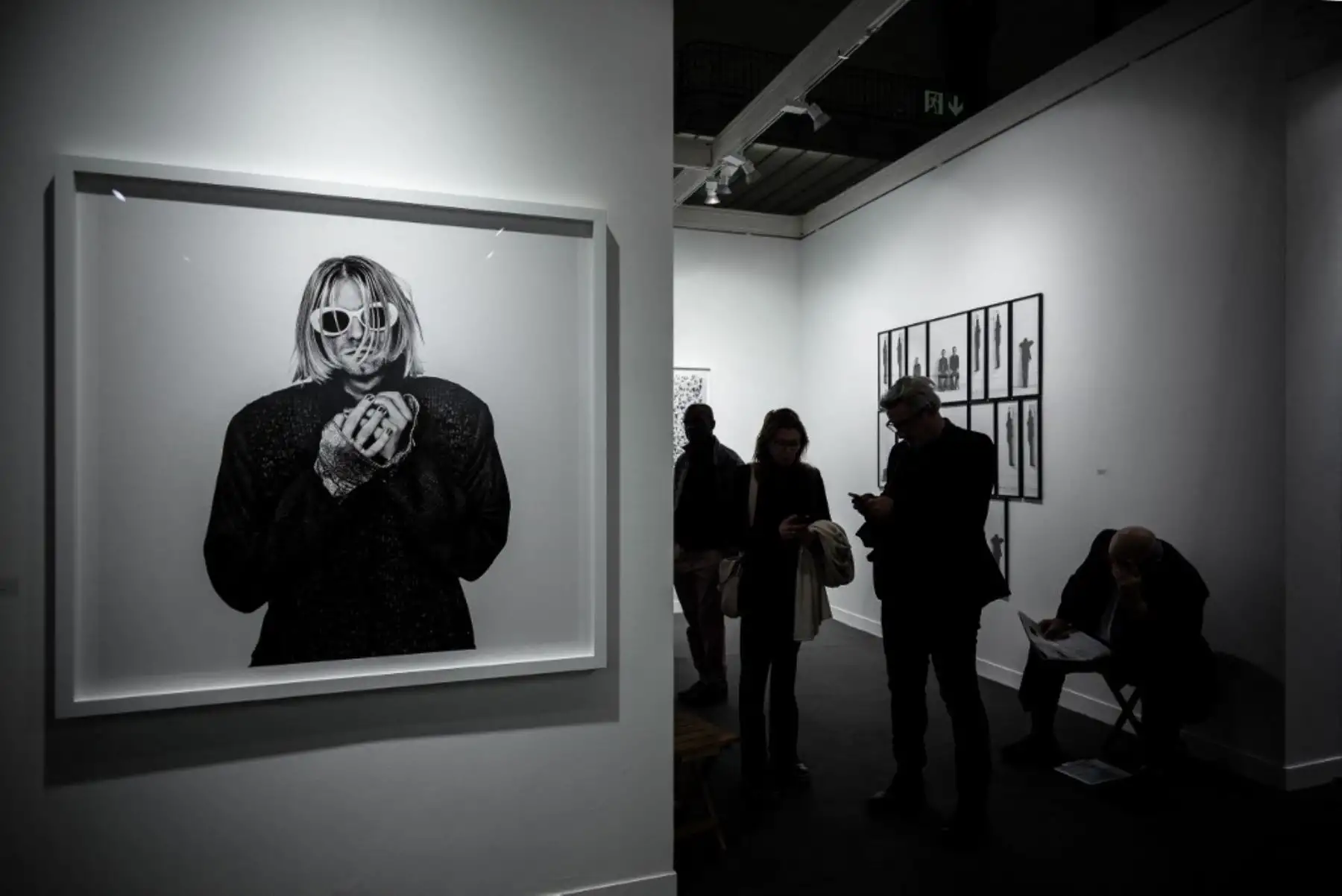 Los visitantes se encuentran junto a una fotografía del fallecido cantante estadounidense Kurt Cobain realizada por el fotógrafo holandés Anton Corbijn durante la inauguración de la 20ª edición de Paris Photo, la feria internacional de fotografía artística en el Grand Palais de París el 9 de noviembre de 2016. Foto: AFP