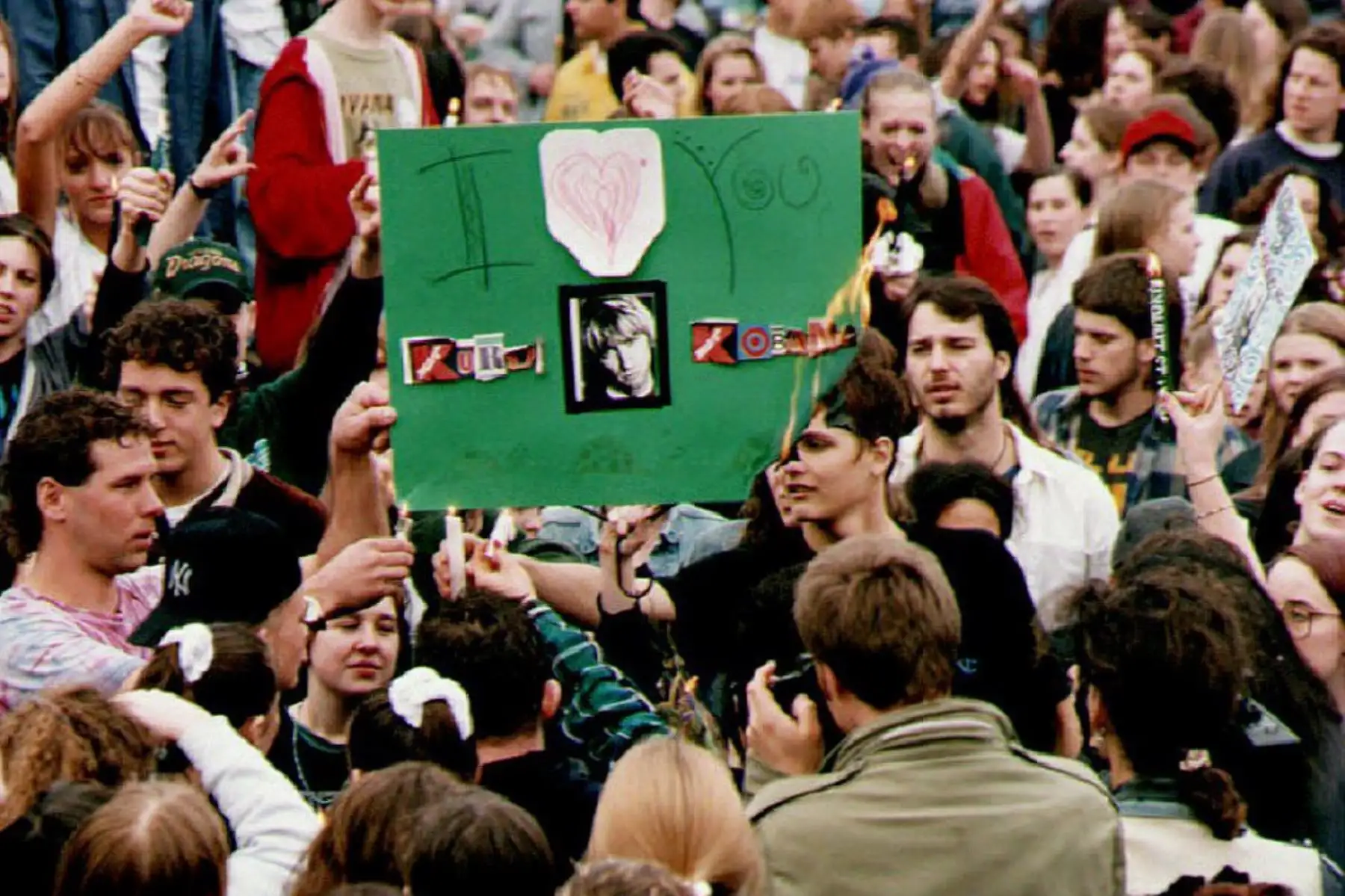 Los fanáticos de la estrella de rock grunge Kurt Cobain, radicada en Seattle, quemaron un cartel con su fotografía y que decía "Te amo" durante una vigilia en su memoria el 10 de abril de 1994 en el Seattle Center. Foto. AFP