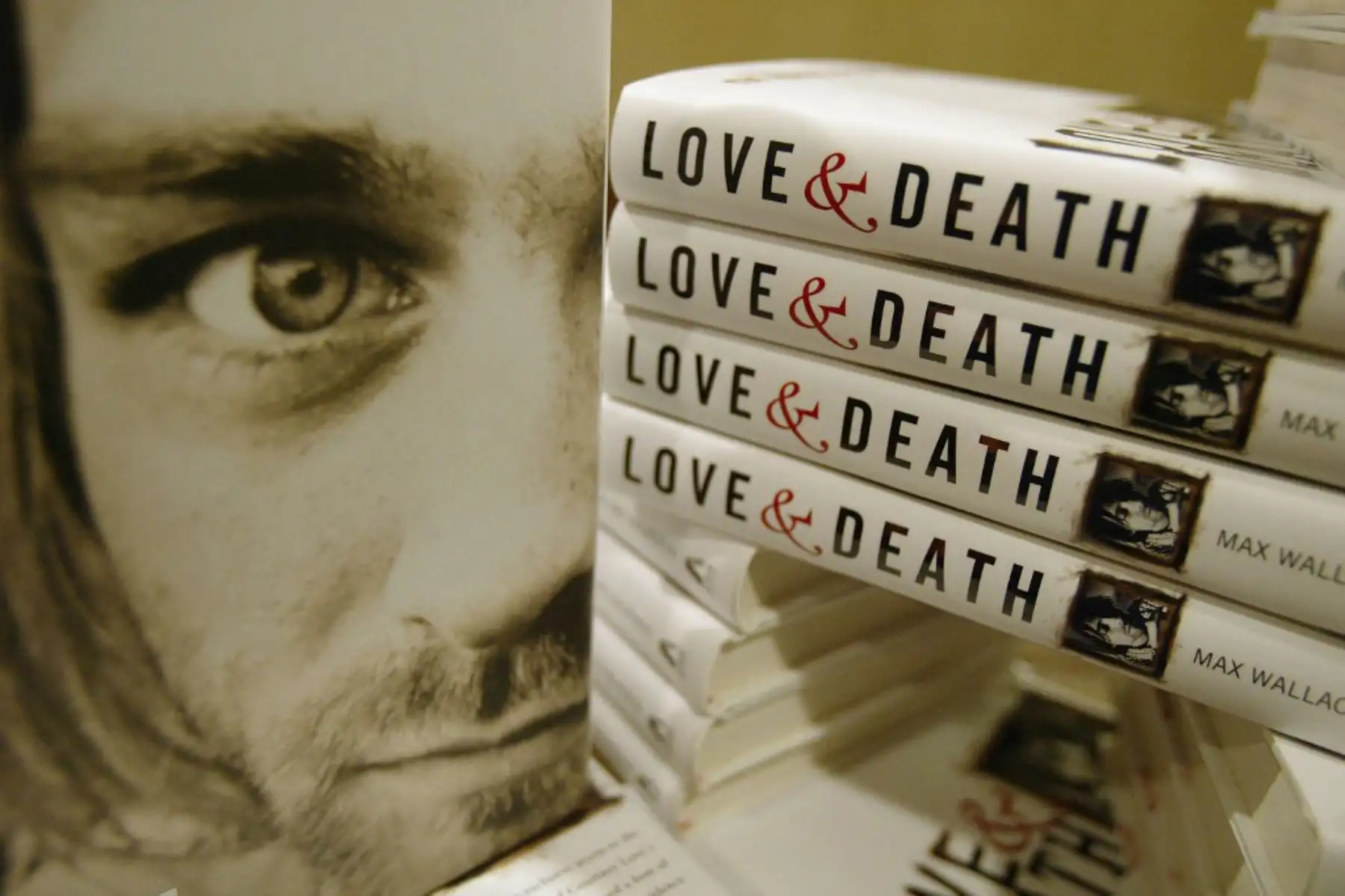 Copias del nuevo libro "Amor y muerte: El asesinato de Kurt Cobain" se amontonan durante una conferencia de prensa en el Hilton Times Square el 5 de abril de 2004 en la ciudad de Nueva York.  Foto. AFP