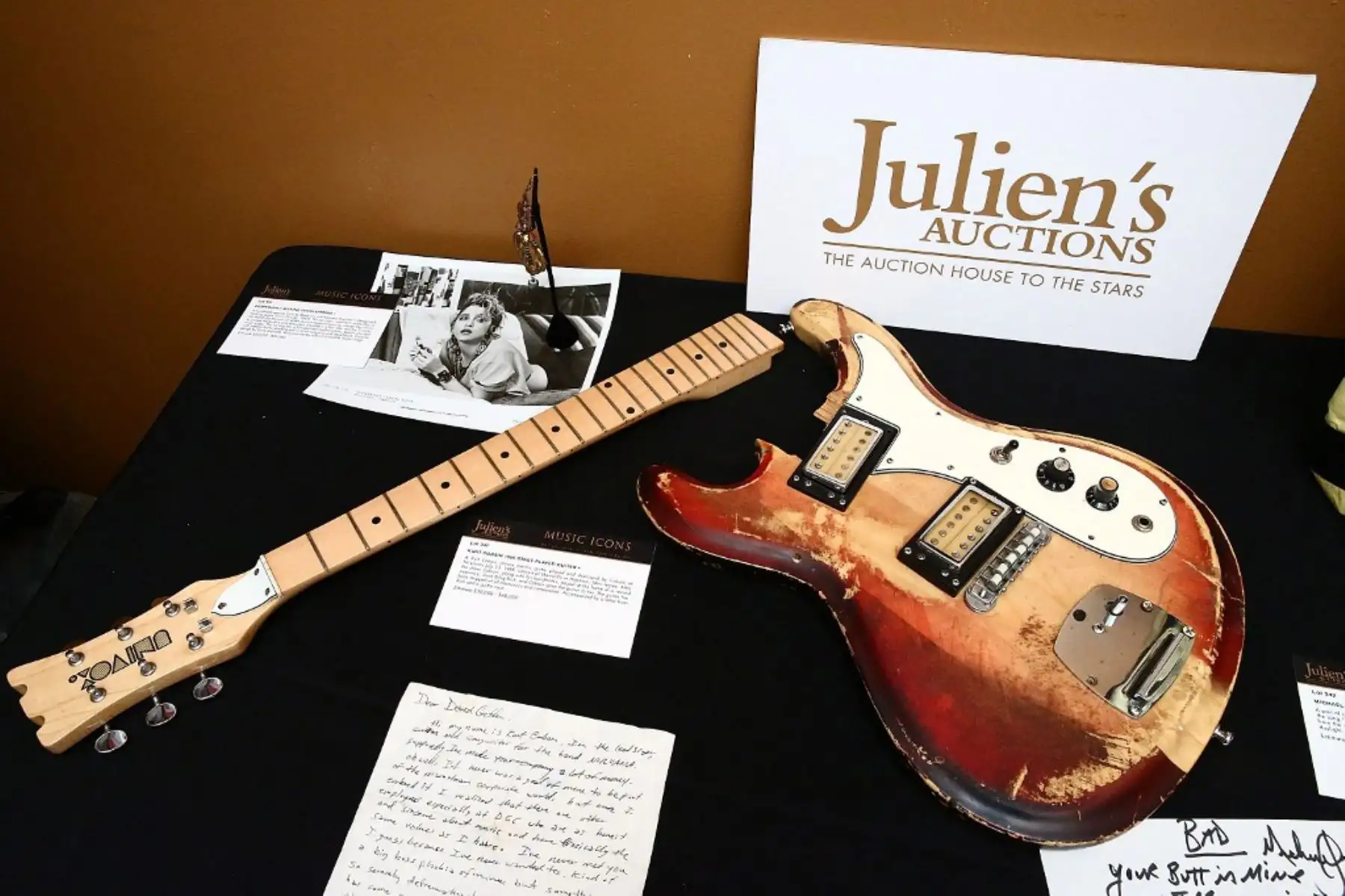 La guitarra eléctrica Univox de Kurt Cobain tocada y destruida por Cobain en el concierto de Nirvana del 13 de julio de 1989 en Maxwell