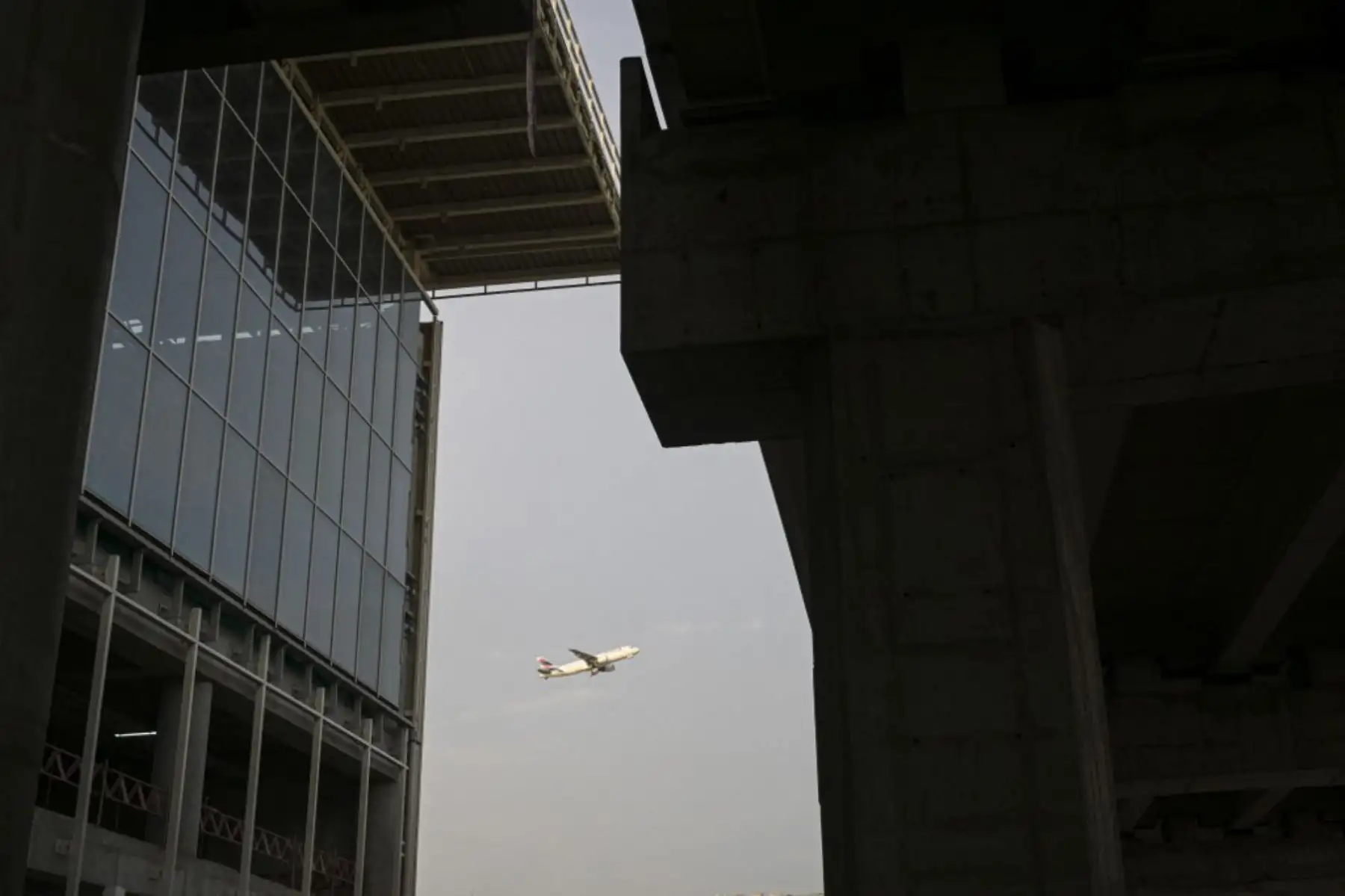 Un avión aéreo de pasajeros despega del Aeropuerto Internacional Jorge Chávez de Lima. Foto: AFP