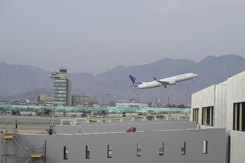 Un avión aéreo de pasajeros despega del Aeropuerto Internacional Jorge Chávez de Lima. Foto: AFP