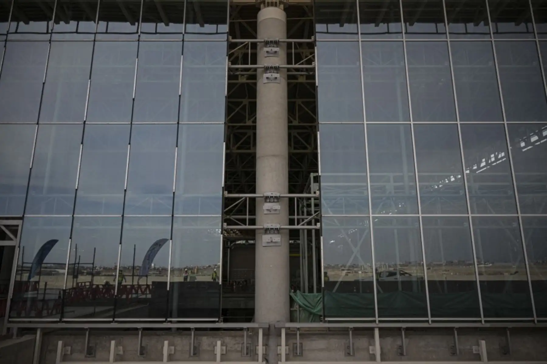 Trabajadores de la construcción trabajan en las nuevas instalaciones del Aeropuerto Internacional Jorge Chávez de Lima. Foto: AFP