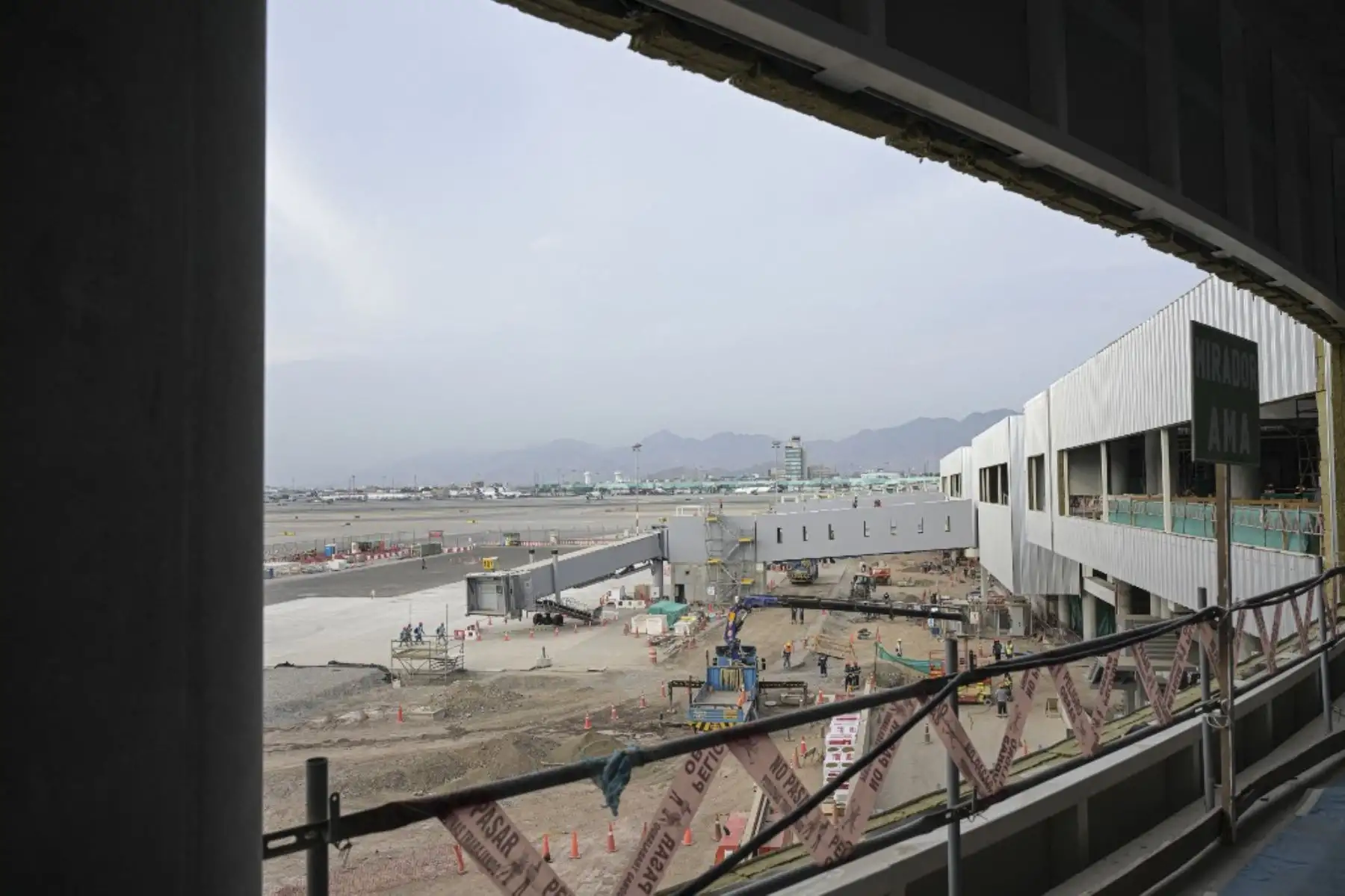 Trabajadores de la construcción trabajan en las nuevas instalaciones del Aeropuerto Internacional Jorge Chávez de Lima. Foto: AFP