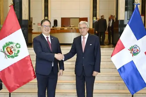 El viceministro de RR. EE., Peter Camino, y el embajador dominicano, César Herrera, Foto: ANDINA/difusión.