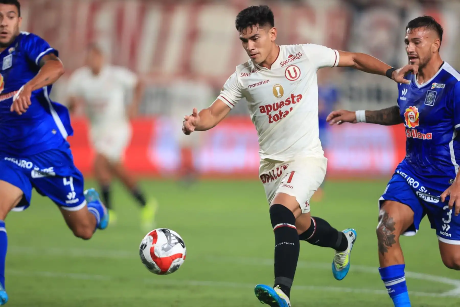 José ‘Tunche’ Rivera de Universitario de Deportes disputa el balón con un jugador del club Alianza Atlético por la Liga 1 2024, en el Estadio Monumental de Ate. Foto: ANDINA/ Jhonel Rodríguez