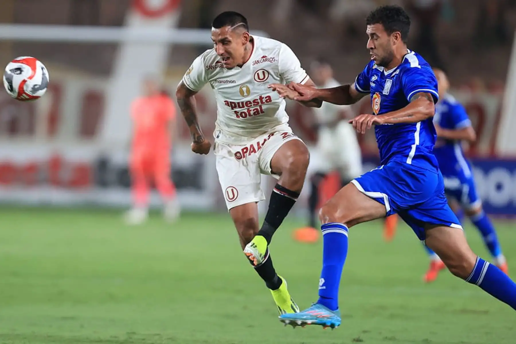 Álex Valera de Universitario de Deportes disputa el balón con un jugador del club Alianza Atlético por la Liga 1 2024, en el Estadio Monumental de Ate. Foto: ANDINA/ Jhonel Rodríguez