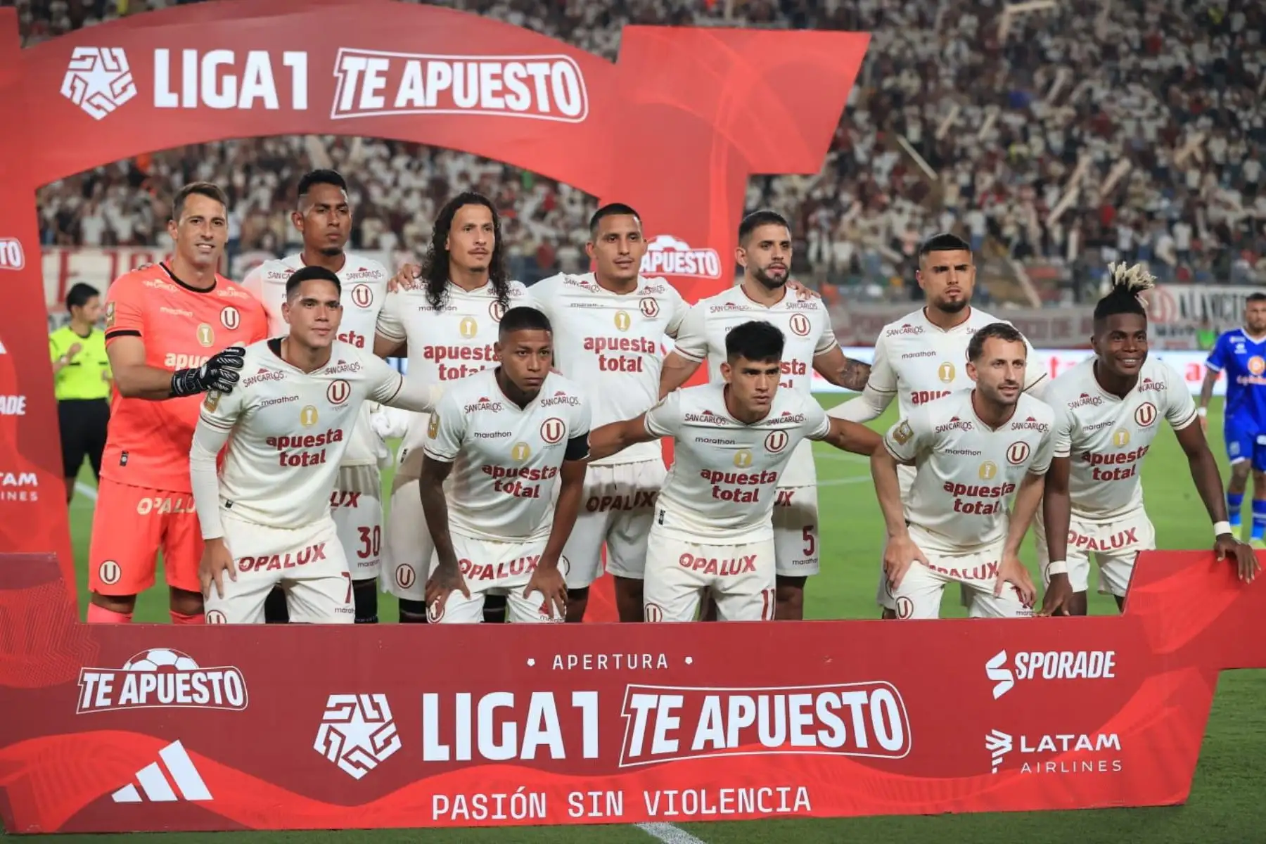 Equipo de Universitario de Deportes que enfrenta al club Alianza Atlético por la Liga 1 2024, en el Estadio Monumental de Ate. Foto: ANDINA/ Jhonel Rodríguez