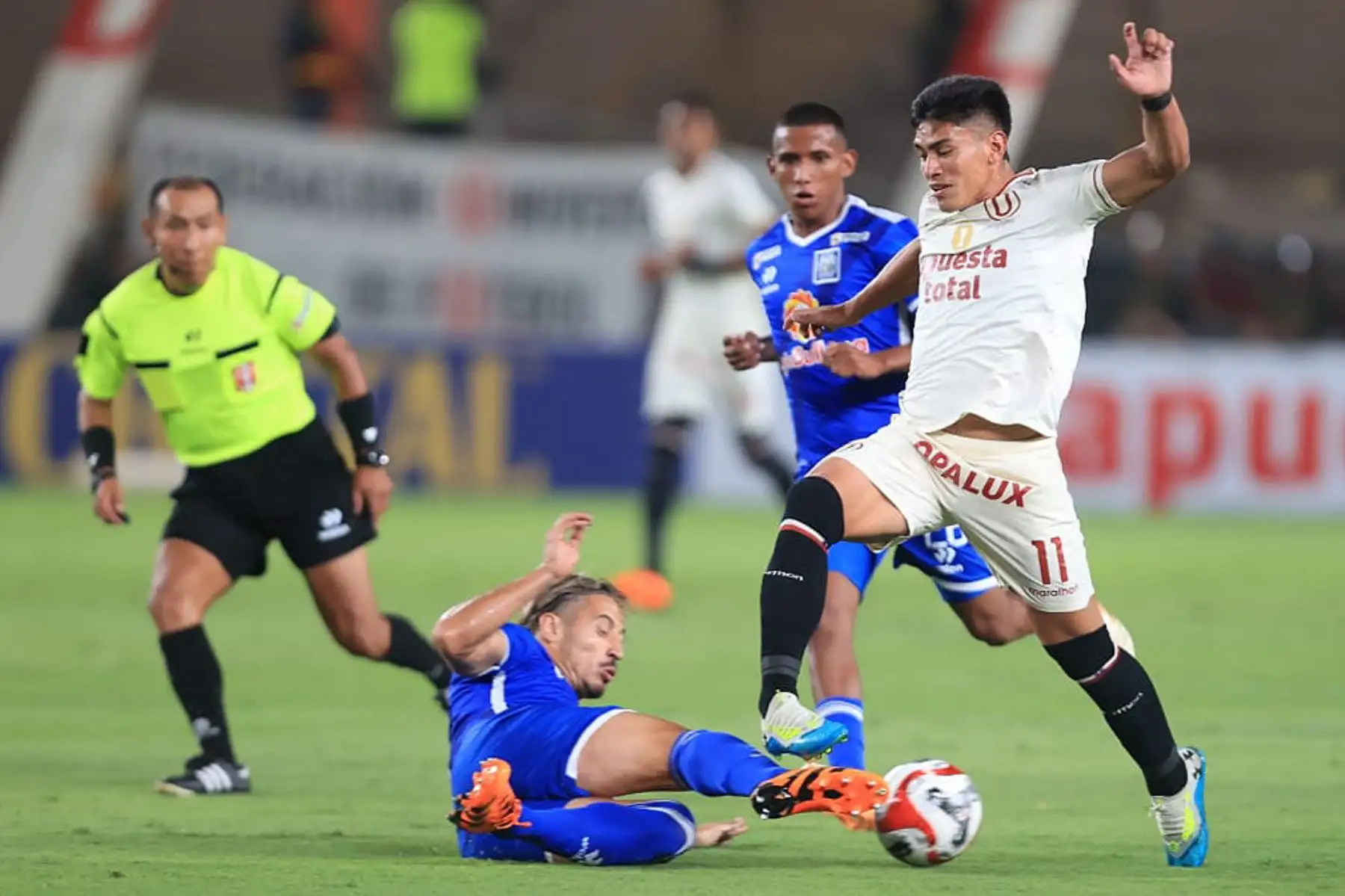 José ‘Tunche’ Rivera de Universitario de Deportes disputa el balón con un jugador del club Alianza Atlético por la Liga 1 2024, en el Estadio Monumental de Ate. Foto: ANDINA/ Jhonel Rodríguez