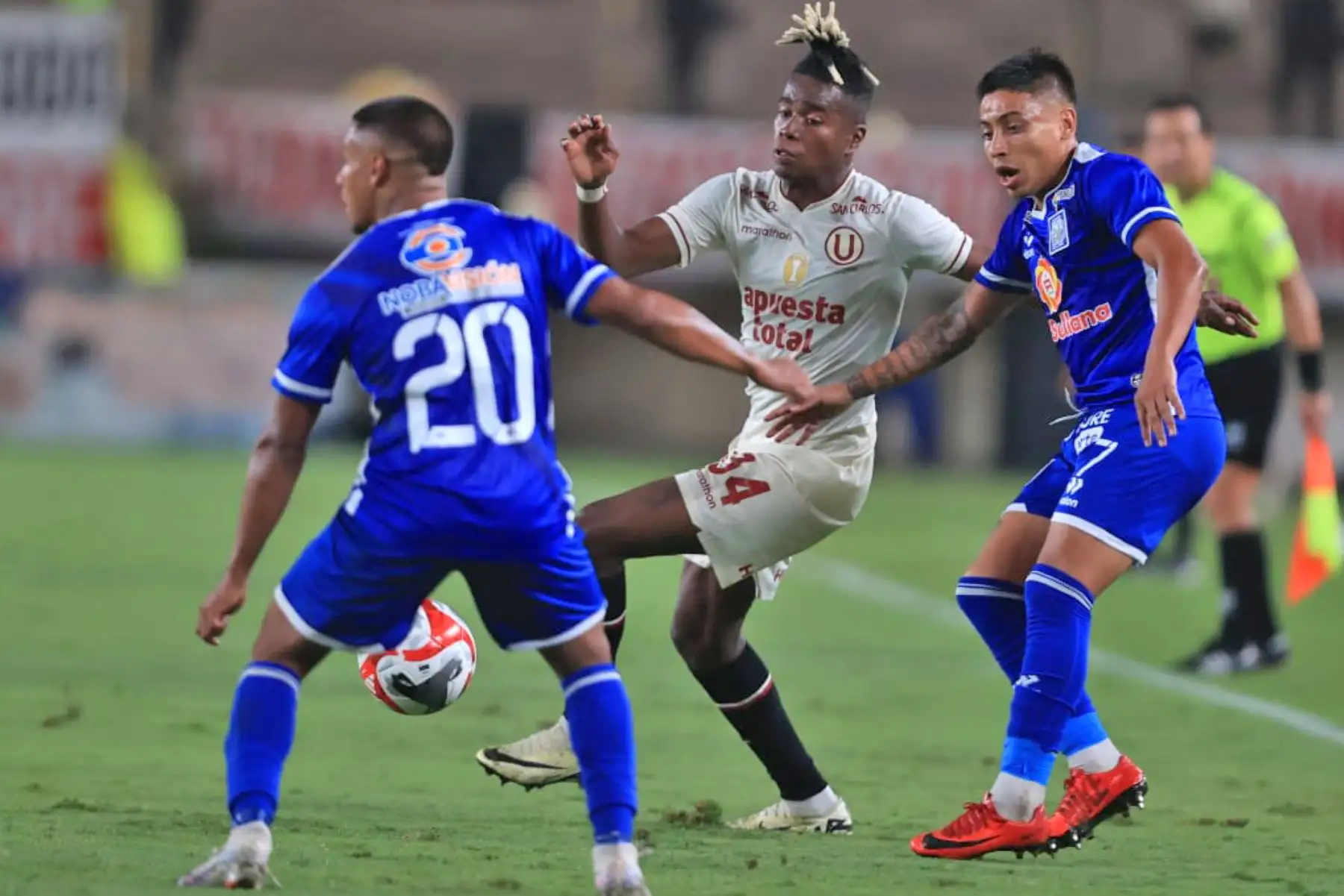 Segundo Portocarrero de Universitario de Deportes disputa el balón con un jugador del club Alianza Atlético por la Liga 1 2024, en el Estadio Monumental de Ate. Foto: ANDINA/ Jhonel Rodríguez