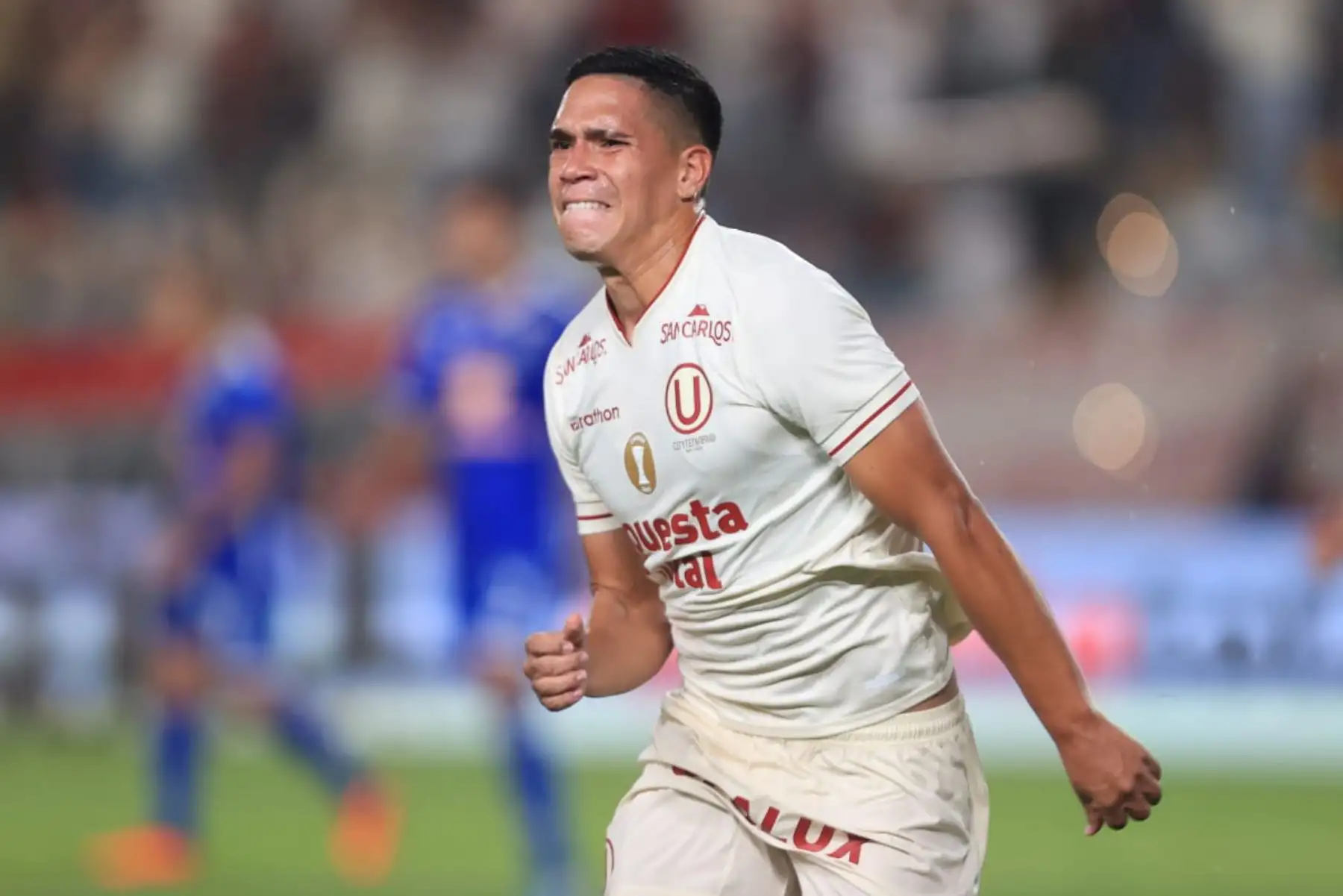 Yuriel Celi de Universitario de Deportes, celebra su gol ante el club Alianza Atlético por la Liga 1 2024, en el Estadio Monumental de Ate. Foto: ANDINA/ Jhonel Rodríguez