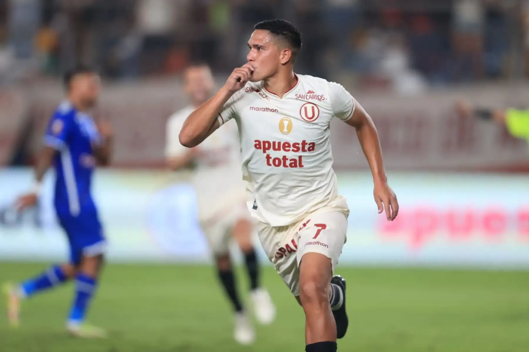Yuriel Celi de Universitario de Deportes, celebra su gol ante el club Alianza Atlético por la Liga 1 2024, en el Estadio Monumental de Ate. Foto: ANDINA/ Jhonel Rodríguez