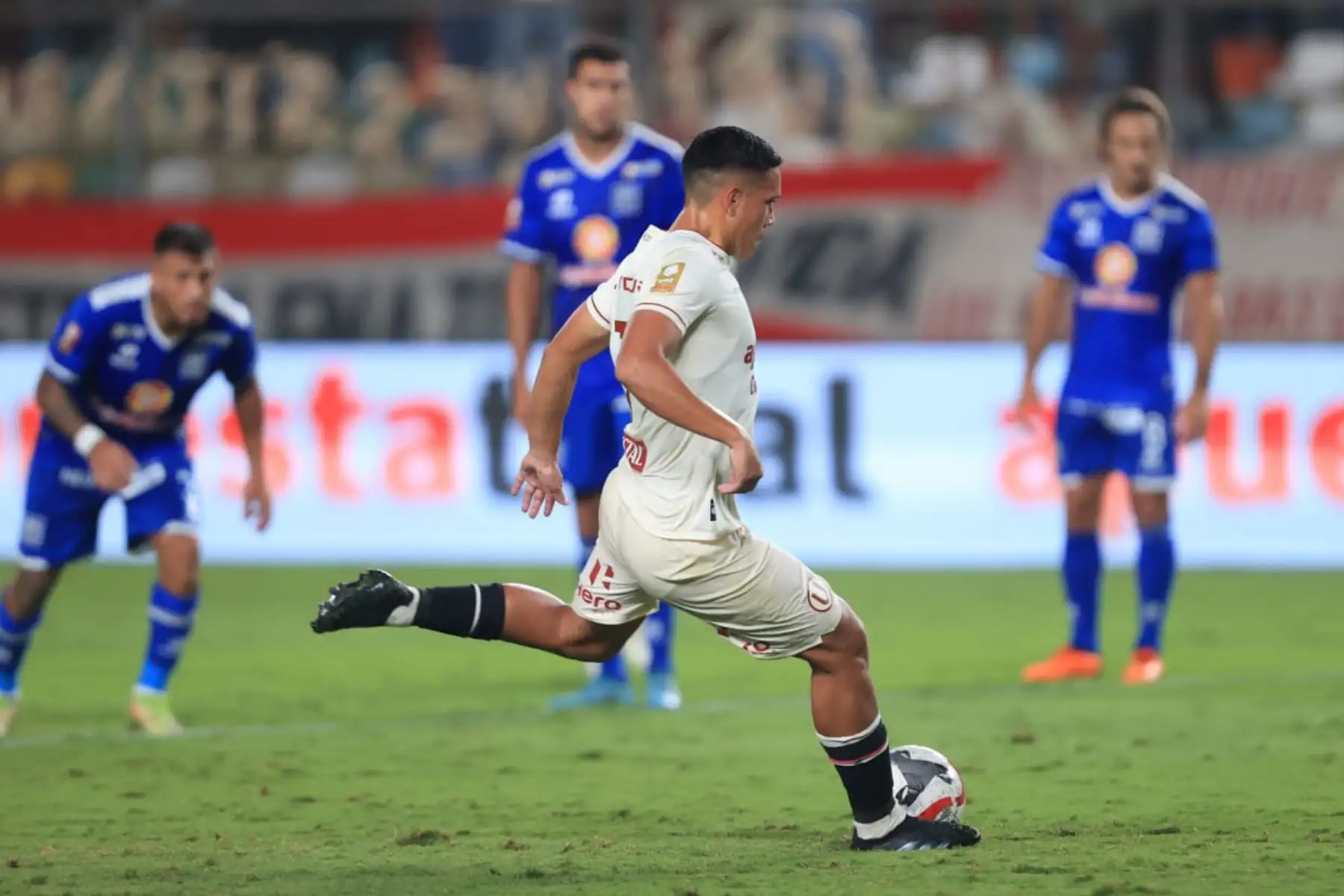 Yuriel Celi de Universitario de Deportes, anota el gol ante el club Alianza Atlético por la Liga 1 2024, en el Estadio Monumental de Ate. Foto: ANDINA/ Jhonel Rodríguez