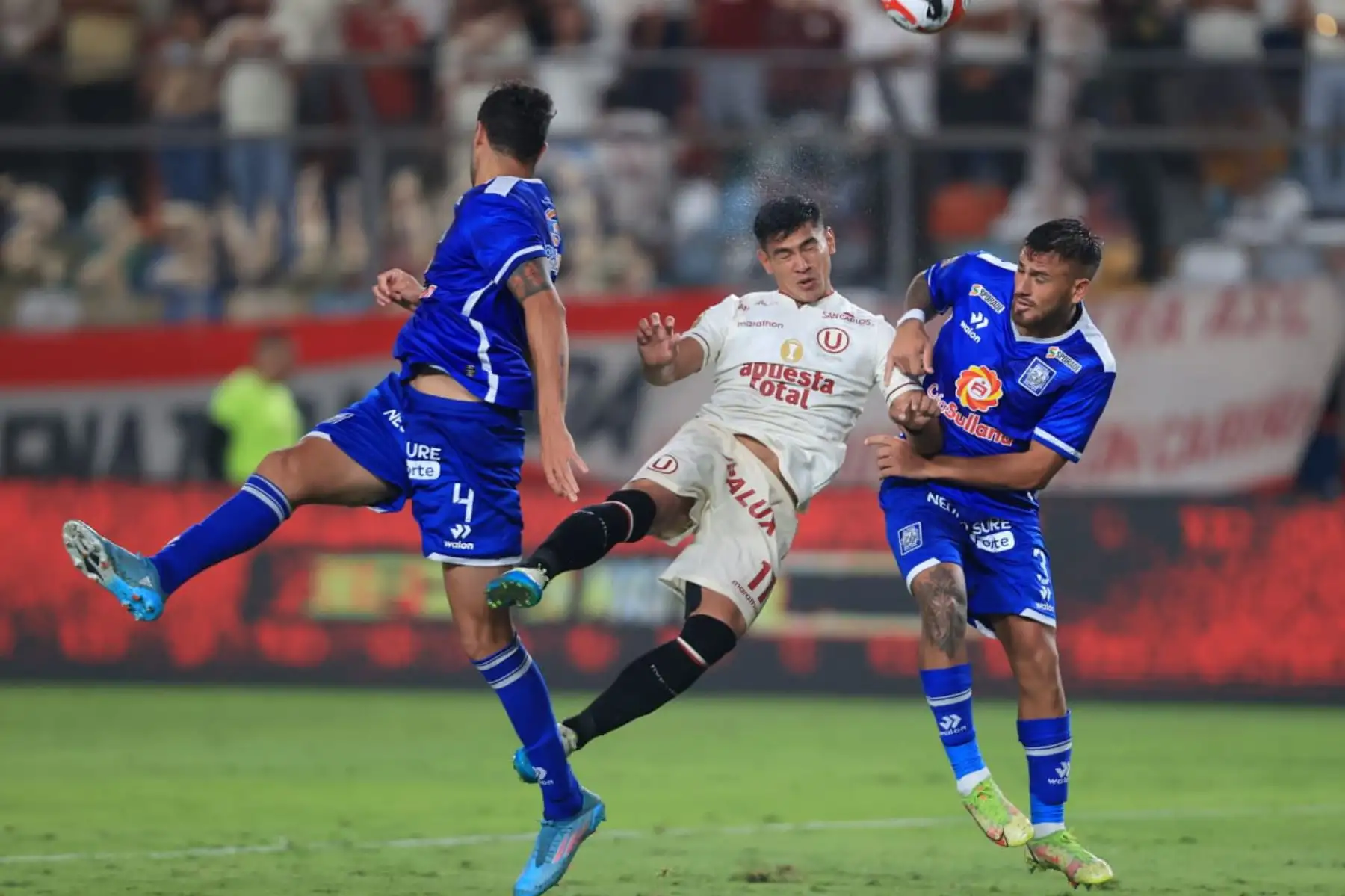 José ‘Tunche’ Rivera de Universitario de Deportes disputa el balón con un jugador del club Alianza Atlético por la Liga 1 2024, en el Estadio Monumental de Ate. Foto: ANDINA/ Jhonel Rodríguez