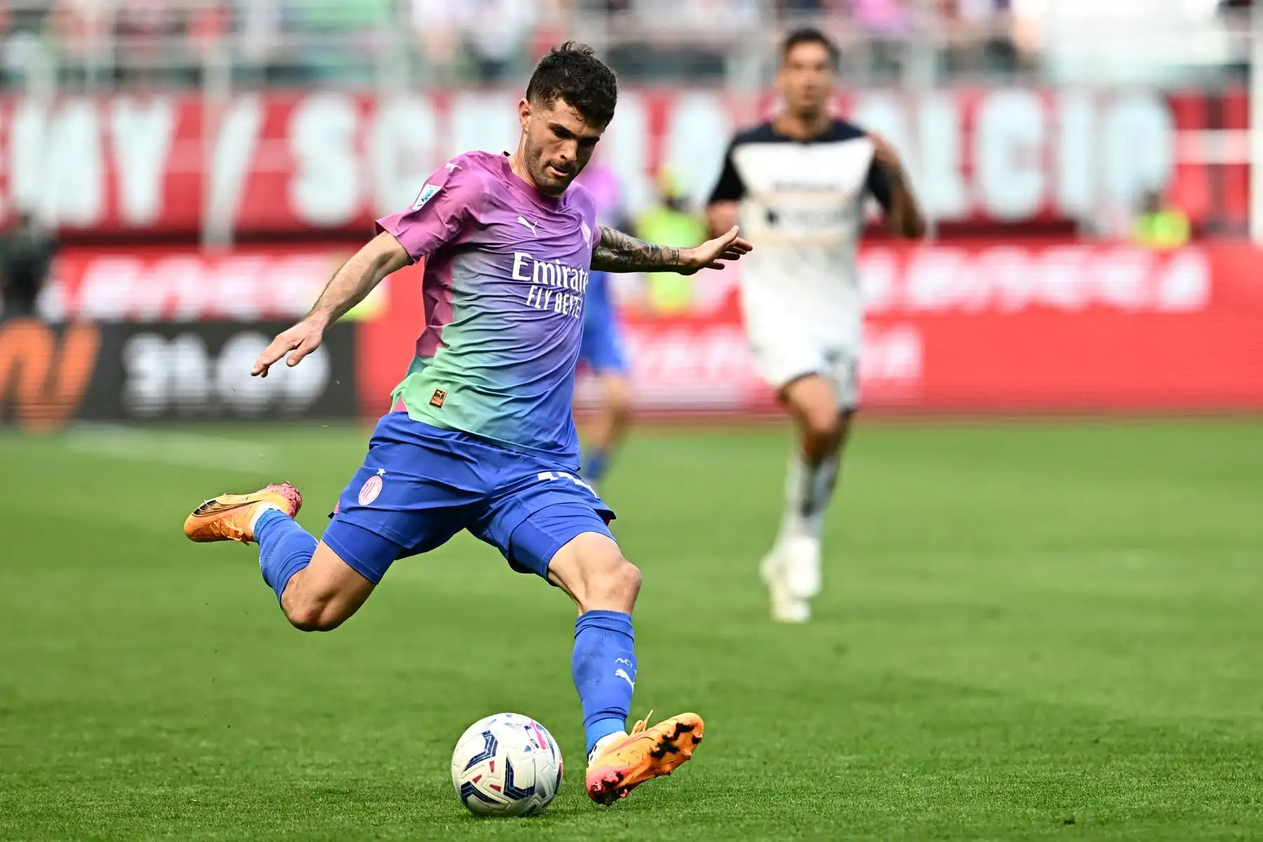 El delantero estadounidense #11 del AC Milan, Christian Pulisic, patea el balón durante el partido de fútbol de la Serie A italiana entre el AC Milan y Lecce en el estadio de San Siro, en Milán, el 6 de abril de 2024. Foto: AFP
