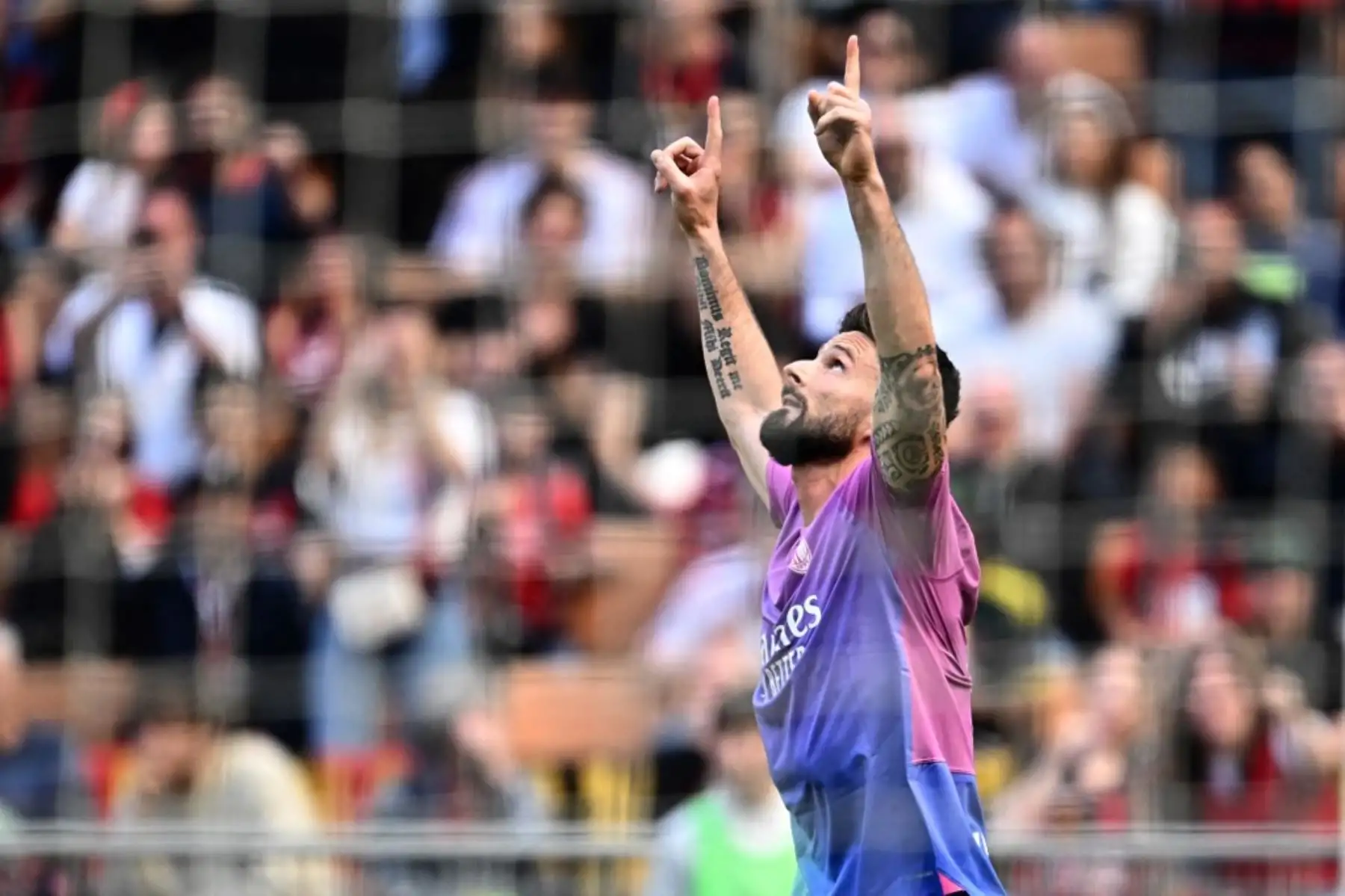 El delantero francés del AC Milan #09 Olivier Giroud celebra tras marcar el segundo gol de su equipo durante el partido de fútbol de la Serie A italiana entre el AC Milan y Lecce en el estadio de San Siro, en Milán. Foto: AFP