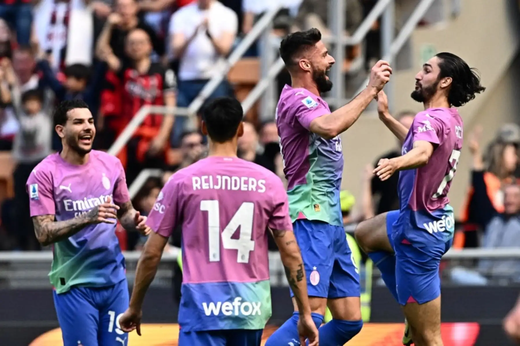 El delantero francés del AC Milan #09 Olivier Giroud (2ndR) celebra con sus compañeros después de marcar el segundo gol de su equipo durante el partido de fútbol de la Serie A italiana entre el AC Milan y Lecce en el estadio de San Siro.Foto: AFP