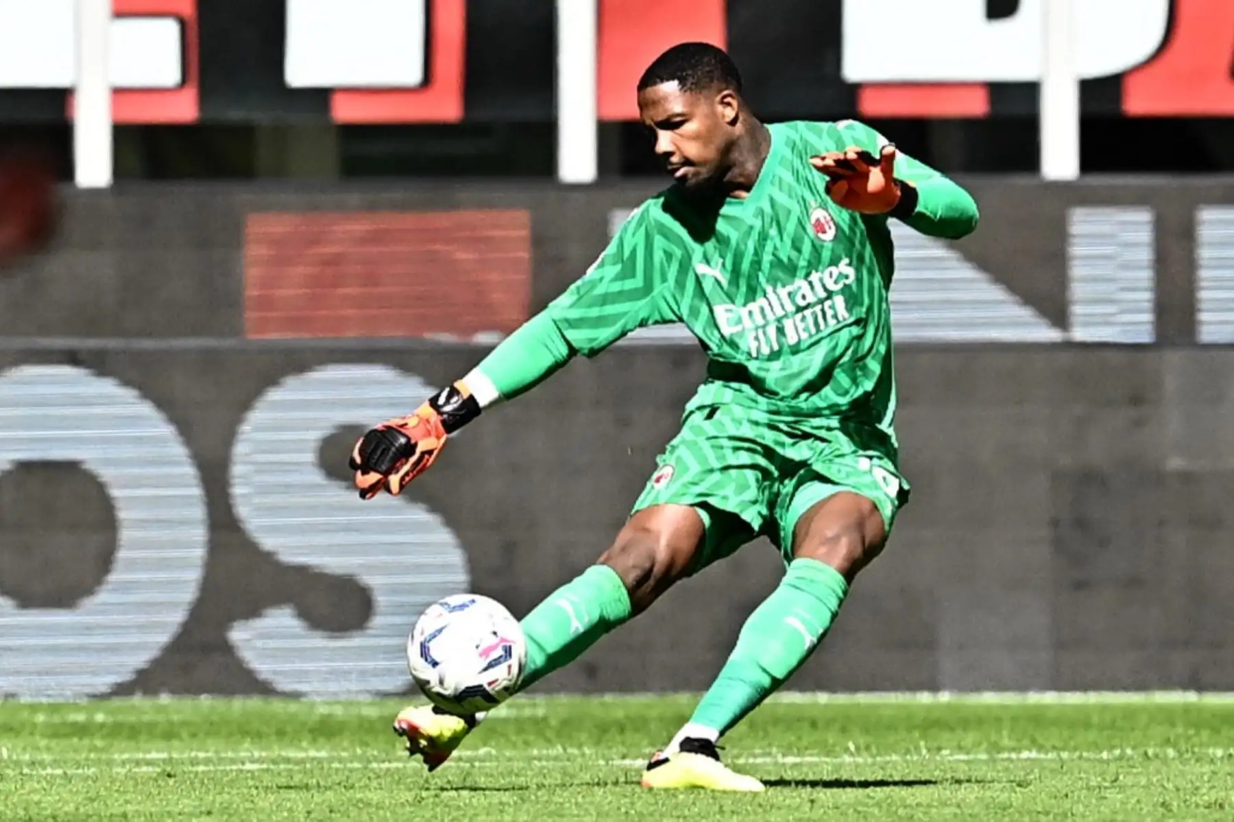El portero francés del AC Milan #16 Mike Maignan patea el balón durante el partido de fútbol de la Serie A italiana entre el AC Milan y Lecce en el estadio de San Siro, en Milán. Foto: AFP