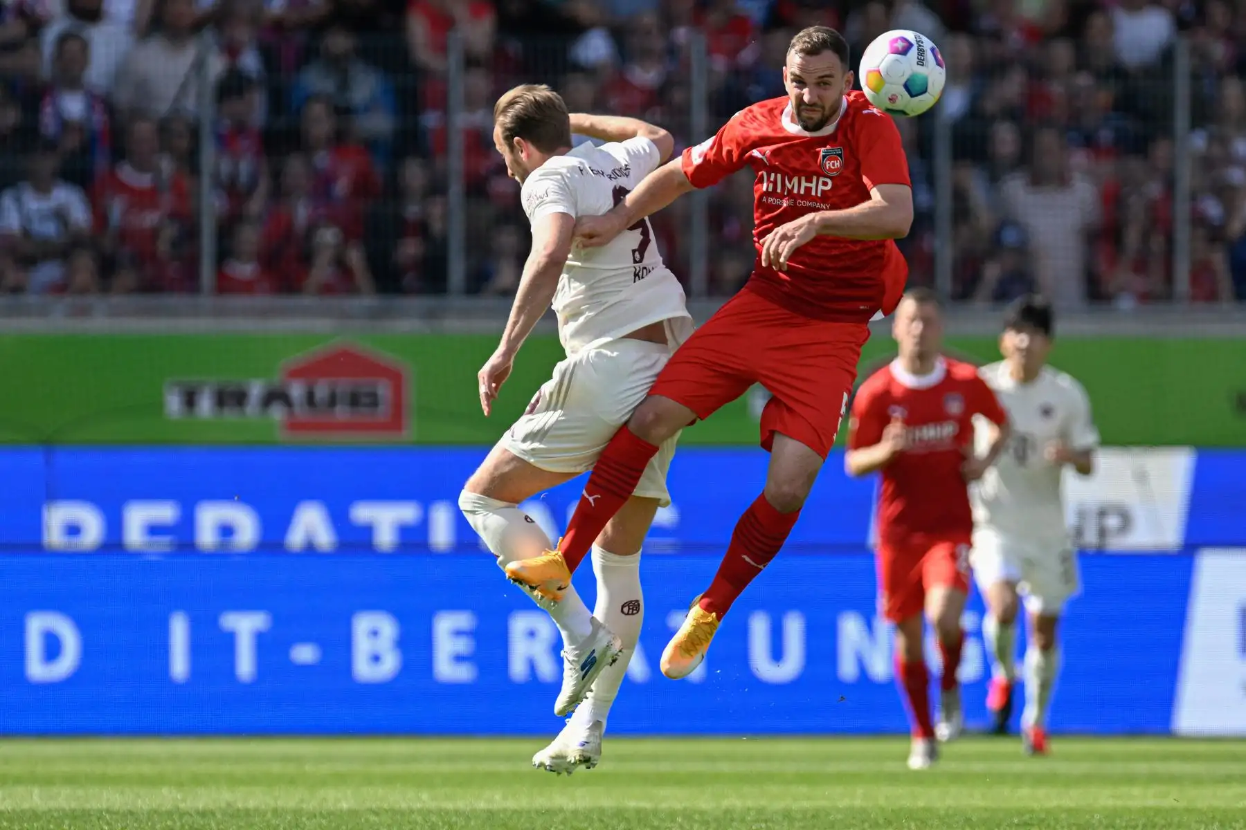 El delantero alemán de Heidenheim #37 Jan-Niklas Beste, el delantero inglés de Bayern Munich #09 Harry Kane y el centrocampista alemán de Heidenheim #05 Benedikt Gimber disputan el balón durante el partido de fútbol de la primera división alemana de la Bundesliga 1 FC Heidenheim contra FC Bayern Munich en Heidenheim, suroeste de Alemania. Foto: AFP