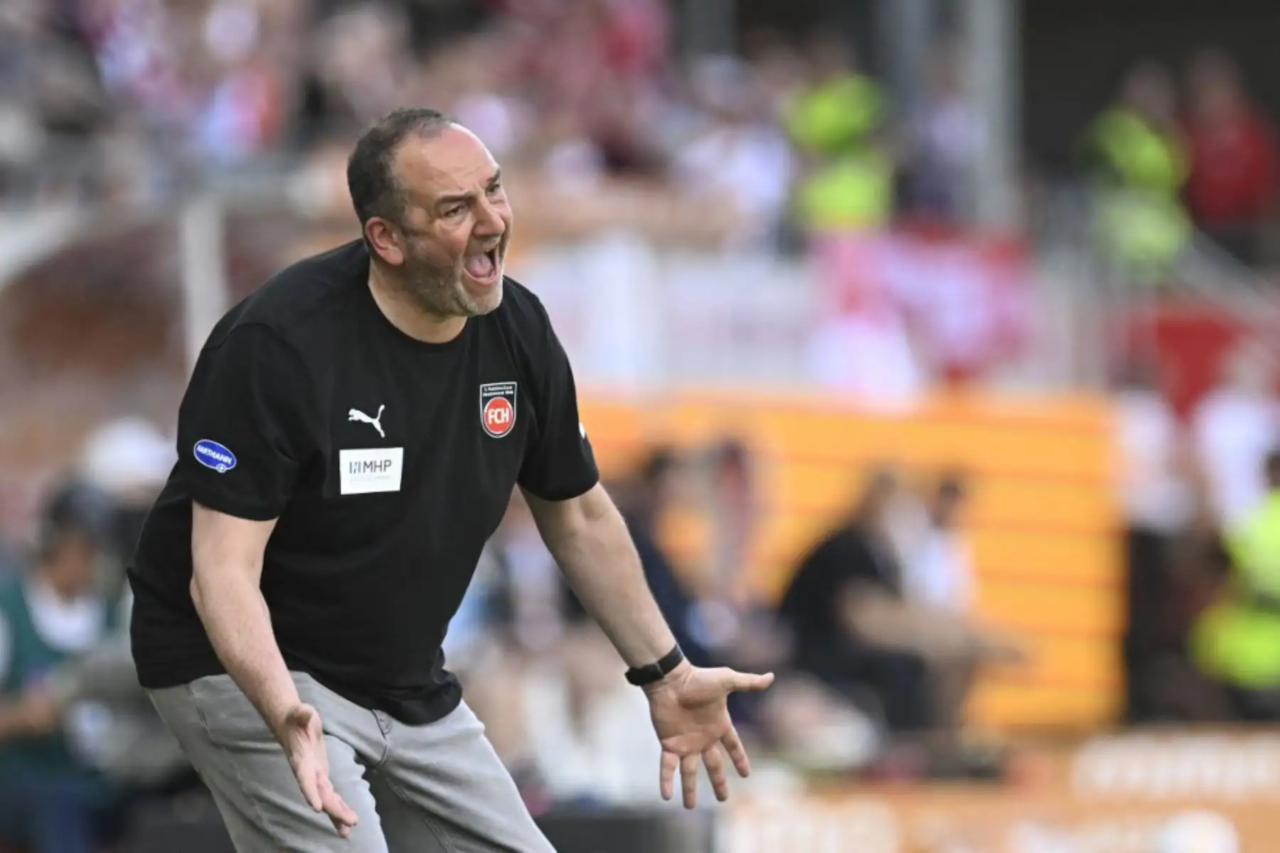 El entrenador alemán de Heidenheim, Frank Schmidt, reacciona durante el partido de fútbol de la Bundesliga alemana de primera división 1 FC Heidenheim contra FC Bayern Munich en Heidenheim, suroeste. Foto: AFP