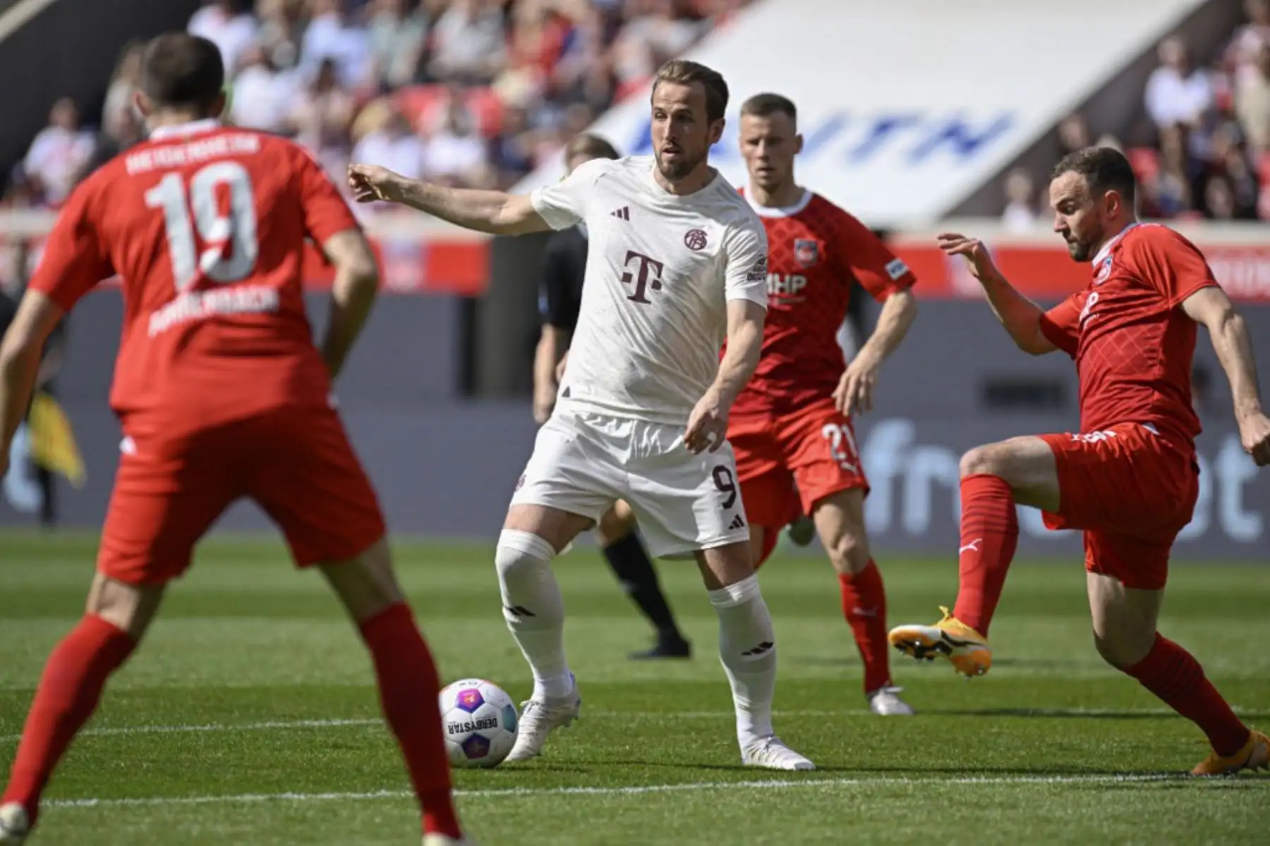 El delantero inglés del Bayern Munich #09 Harry Kane juega el balón durante el partido de fútbol de la Bundesliga alemana de primera división 1 FC Heidenheim contra FC Bayern Munich en Heidenheim, suroeste de Alemania. Foto: AFP