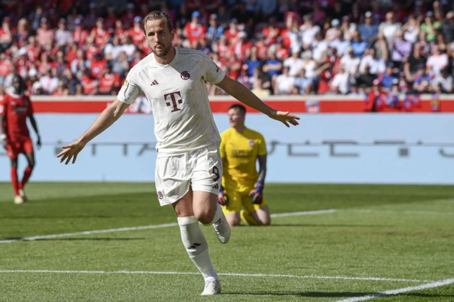 El delantero inglés del Bayern Munich #09 Harry Kane celebra su 0-1 durante el partido de fútbol de la Bundesliga alemana de primera división 1 FC Heidenheim contra FC Bayern Munich en Heidenheim, suroeste de Alemania. Foto: AFP