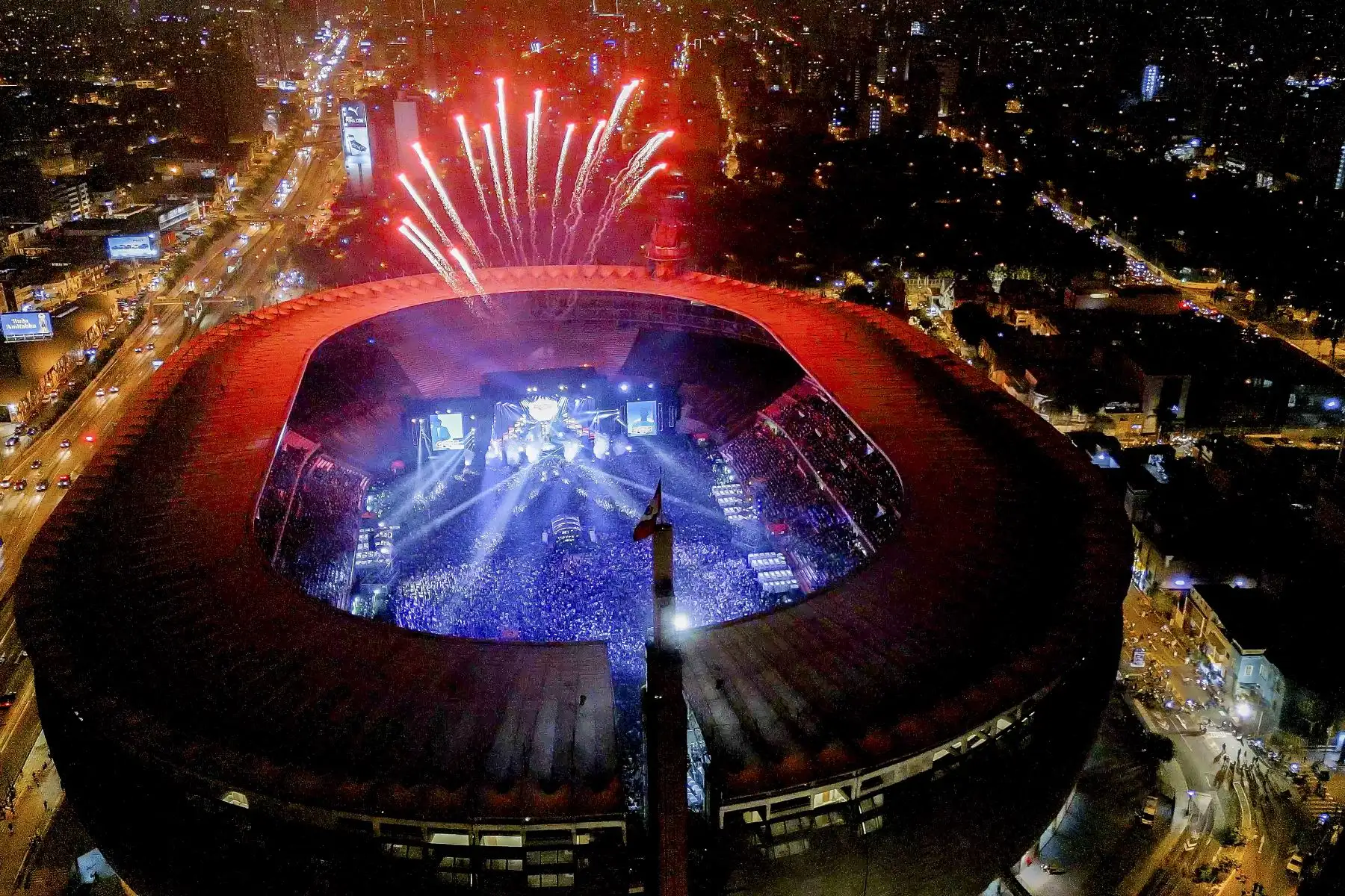 El Grupo 5 brindó este viernes el primero de sus tres conciertos por su 51 aniversario. La agrupación norteña hizo bailar a miles de fanáticos presentes en el Estadio Nacional, con lo mejor de su repertorio musical. Foto: Grupo 5