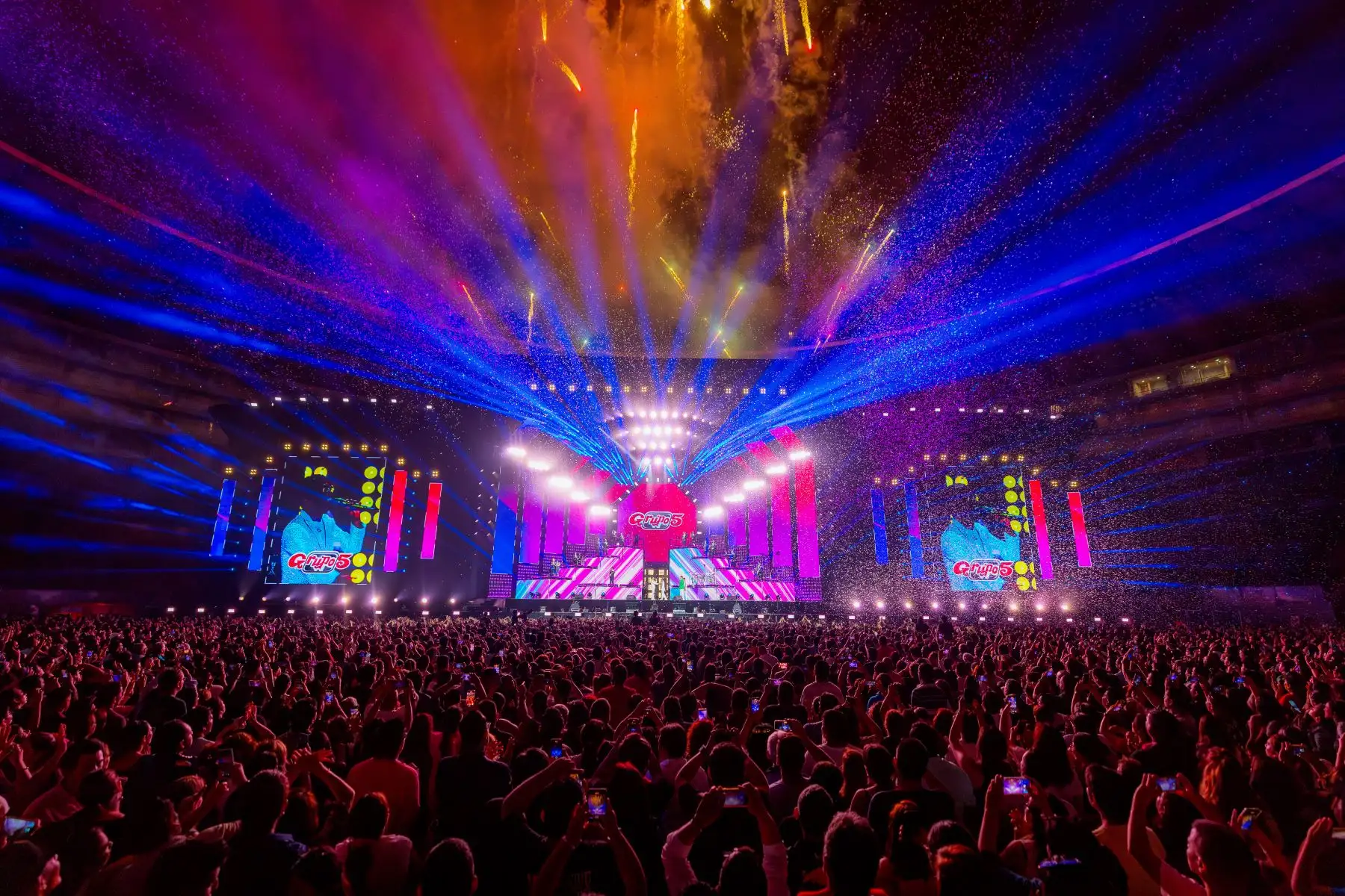 El Grupo 5 brindó este viernes el primero de sus tres conciertos por su 51 aniversario. La agrupación norteña hizo bailar a miles de fanáticos presentes en el Estadio Nacional, con lo mejor de su repertorio musical. Foto: Grupo 5