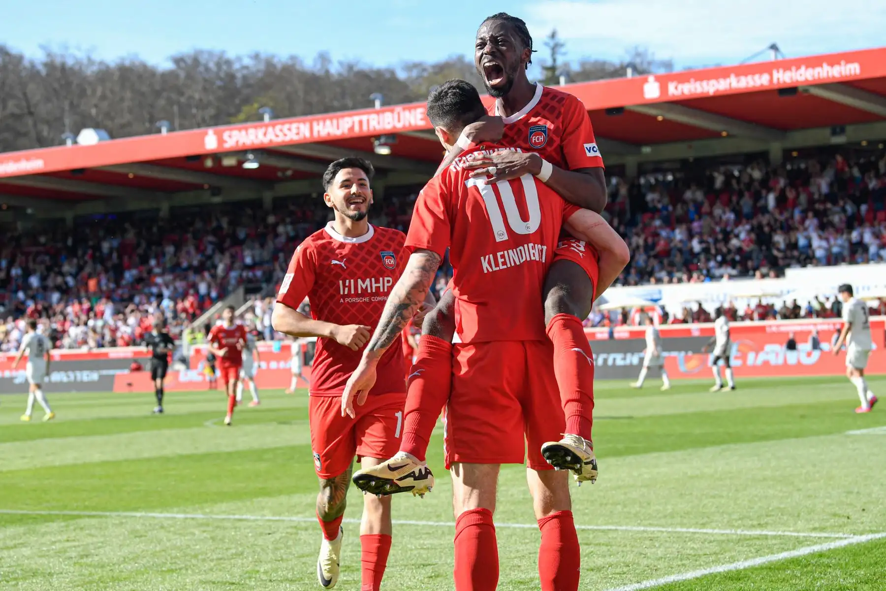 El delantero inglés del Bayern Munich #09 Harry Kane celebra su 0-1 durante el partido de fútbol de la Bundesliga alemana de primera división 1 FC Heidenheim contra FC Bayern Munich en Heidenheim, suroeste de Alemania. Foto: AFP