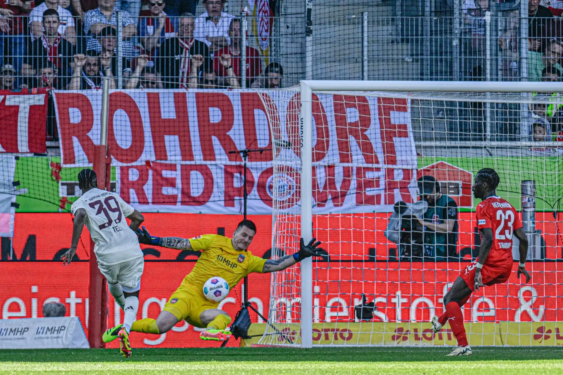 El portero alemán de Heidenheim #01 Kevin Mueller (C) ataja el balón durante el partido de fútbol de la Bundesliga de primera división alemana 1 FC Heidenheim contra FC Bayern Munich en Heidenheim, suroeste de Alemania. Foto: AFP