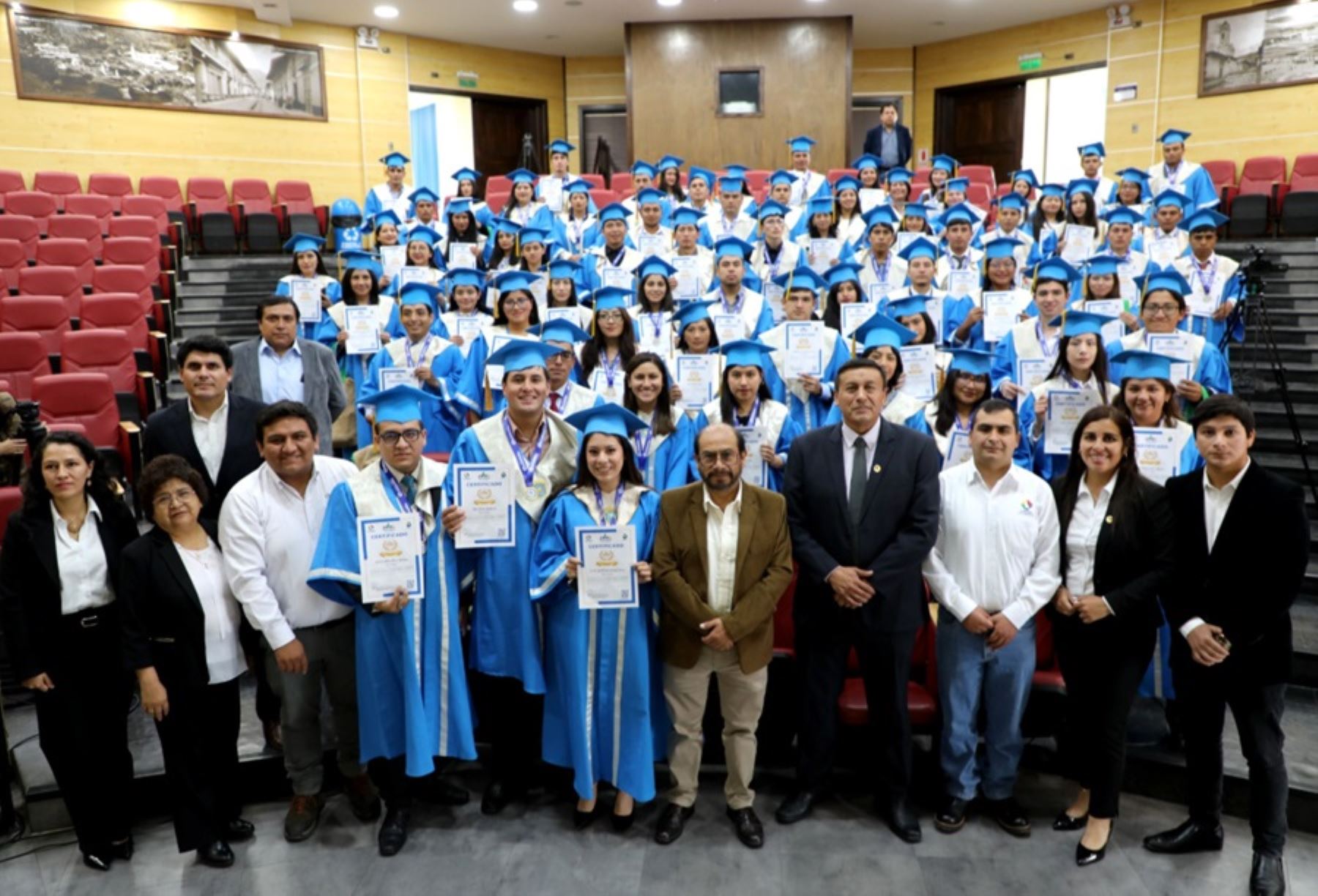Más de 100 voluntarios ambientales fueron certificados por el Gobierno Regional de Cajamarca, a través de la Gerencia de Recursos Naturales y Medio Ambiente (Renama), tras finalizar la capacitación de un año a cargo de especialistas del Ministerio del Ambiente, del Gore Cajamarca y de la organización alemana Konrad Adenauer Stiftung.